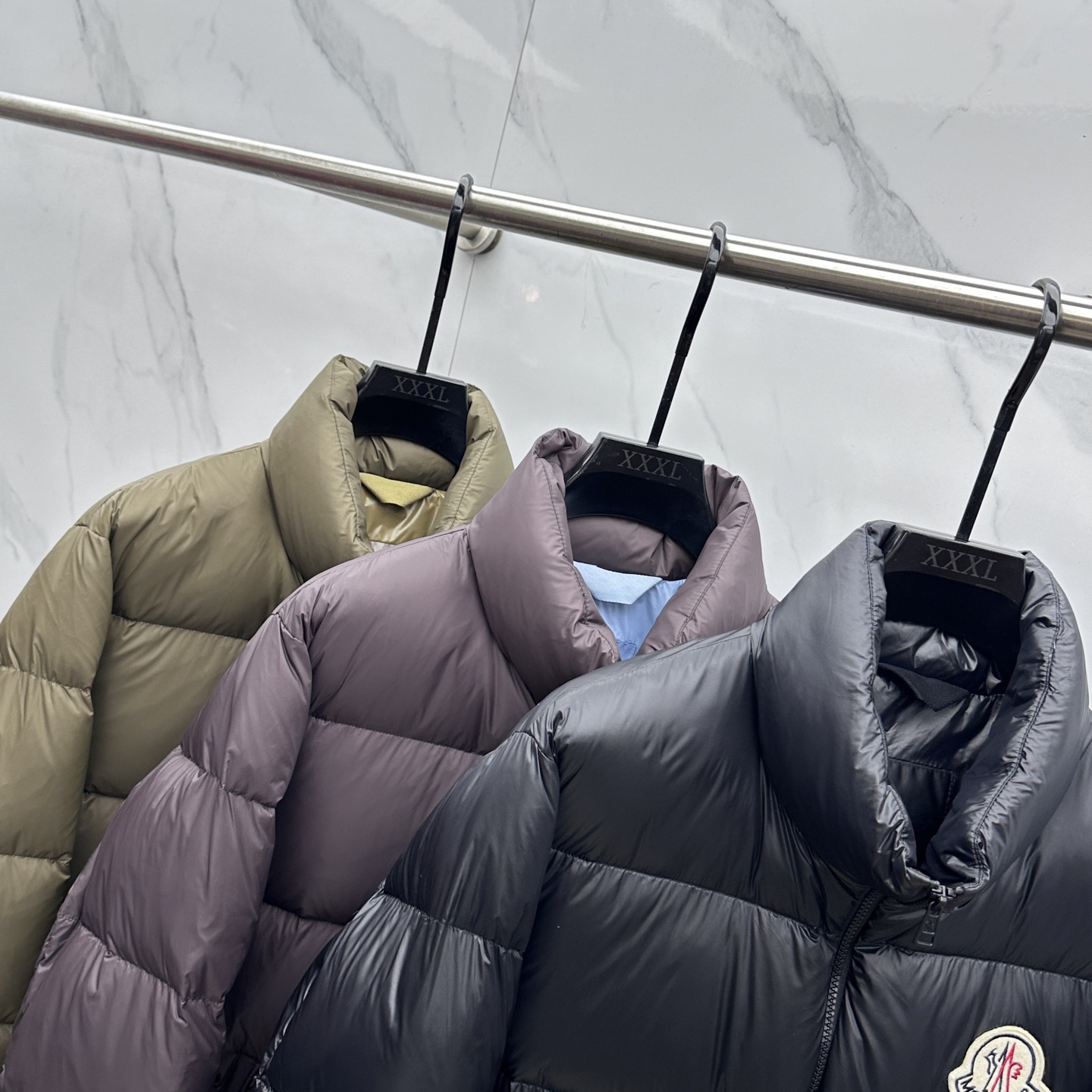 🆕Moncler蒙口 2025ss秋冬新款时尚休闲立领羽绒外套，胸口经典logo爆款羽绒服，90#白鹅绒