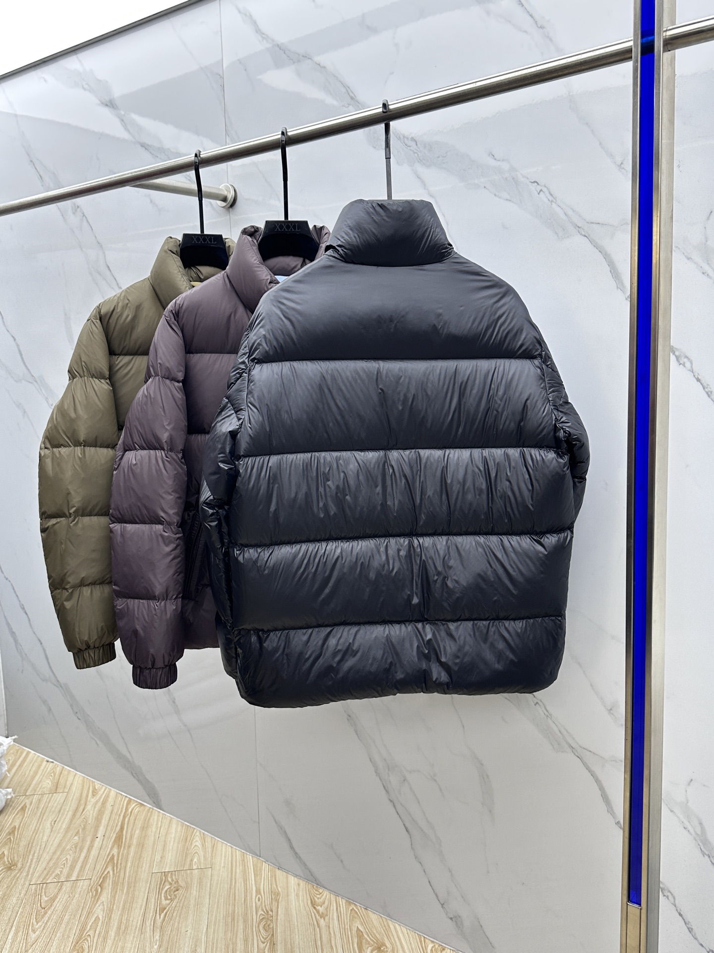 🆕Moncler蒙口 2025ss秋冬新款时尚休闲立领羽绒外套，胸口经典logo爆款羽绒服，90#白鹅绒