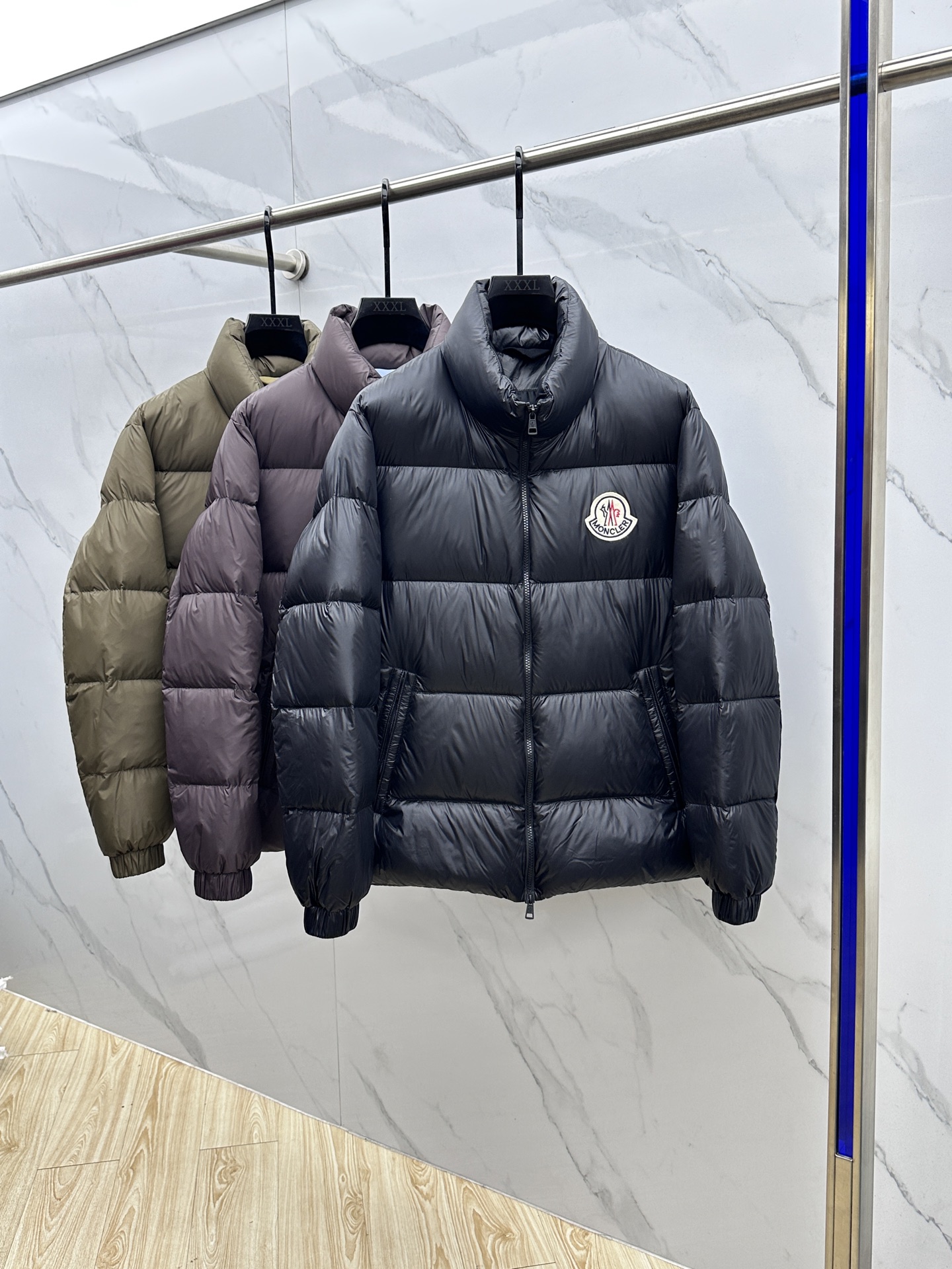 NO:647067,Moncler muzzle 2025ss new fashion casual stand collar down jacket for autumn and winter, popular down jacket with classic logo on the chest, 90# white goose down filling, every detail shows craftsmanship, enough advanced structural tailoring design changes to show men's diverse image changes, slim and neat, tailored to meet the current popular multi-layered outfits, hs versatile style for life!  Size 12345,,Moncler,jackets & coats,down jacket,alexander wang19860909Moncler蒙口 2025ss秋冬新款时尚休闲立领羽绒外套,胸口经典logo爆款羽绒服,90#白鹅绒填充,处处细节显工艺足够的高级结构性剪裁的设计改变来展现男士多样的形象变化,修身利落、剪裁合体,满足时下正流行的多层次穿搭,hs生活百搭款式！ 码数12345,,Moncler,jackets & coats,down jacket,alexander wang,Men's clothing