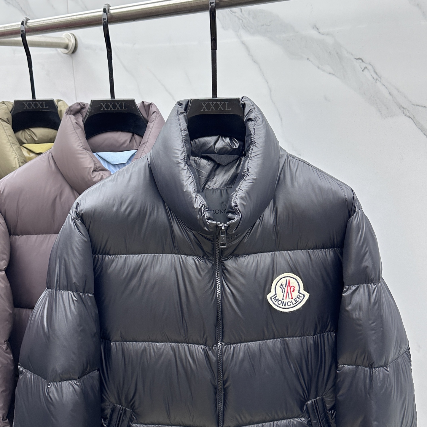 🆕Moncler蒙口 2025ss秋冬新款时尚休闲立领羽绒外套，胸口经典logo爆款羽绒服，90#白鹅绒