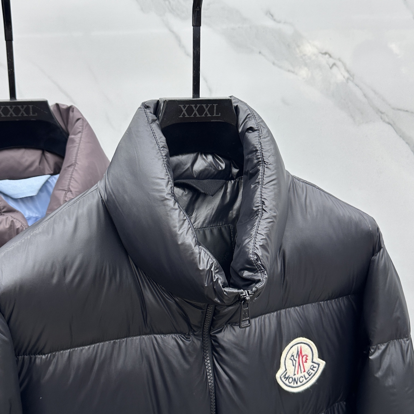 🆕Moncler蒙口 2025ss秋冬新款时尚休闲立领羽绒外套，胸口经典logo爆款羽绒服，90#白鹅绒