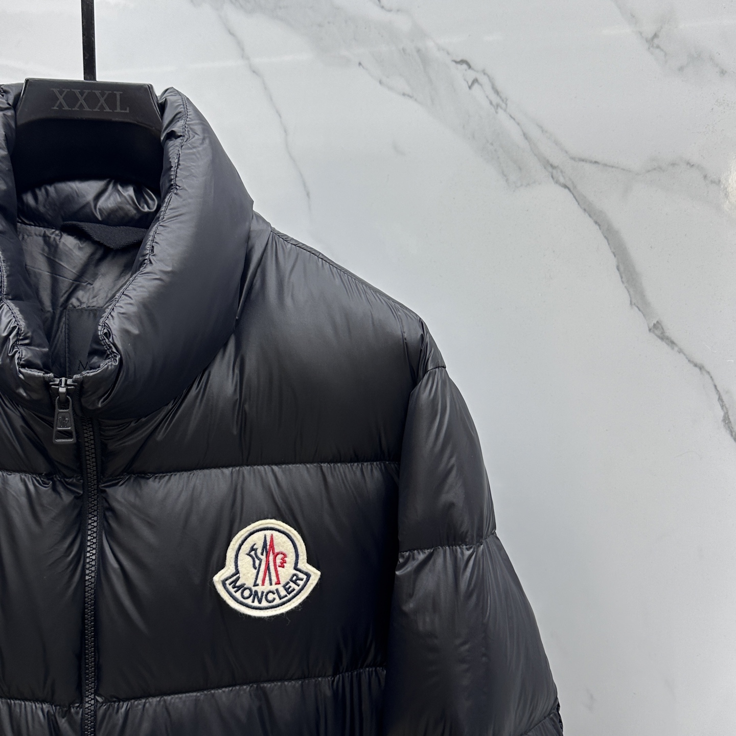 🆕Moncler蒙口 2025ss秋冬新款时尚休闲立领羽绒外套，胸口经典logo爆款羽绒服，90#白鹅绒