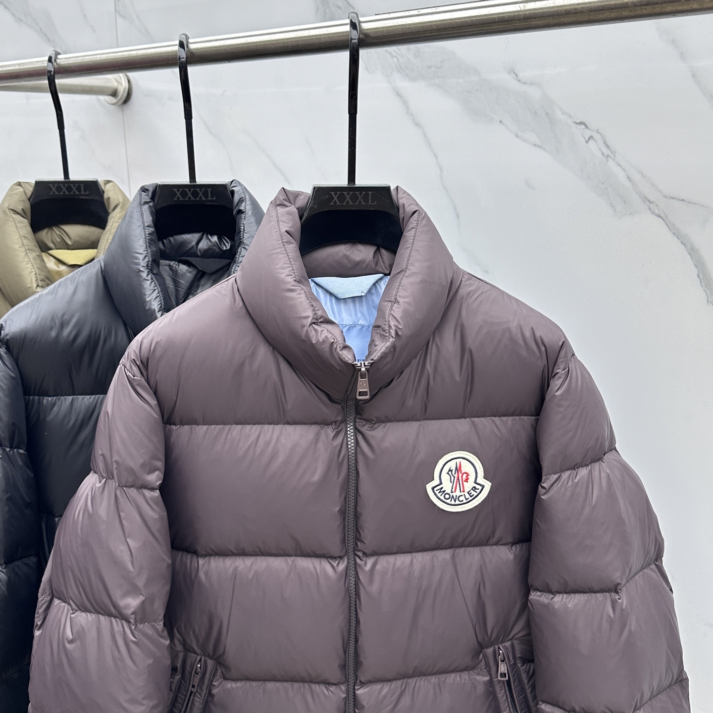 🆕Moncler蒙口 2025ss秋冬新款时尚休闲立领羽绒外套，胸口经典logo爆款羽绒服，90#白鹅绒