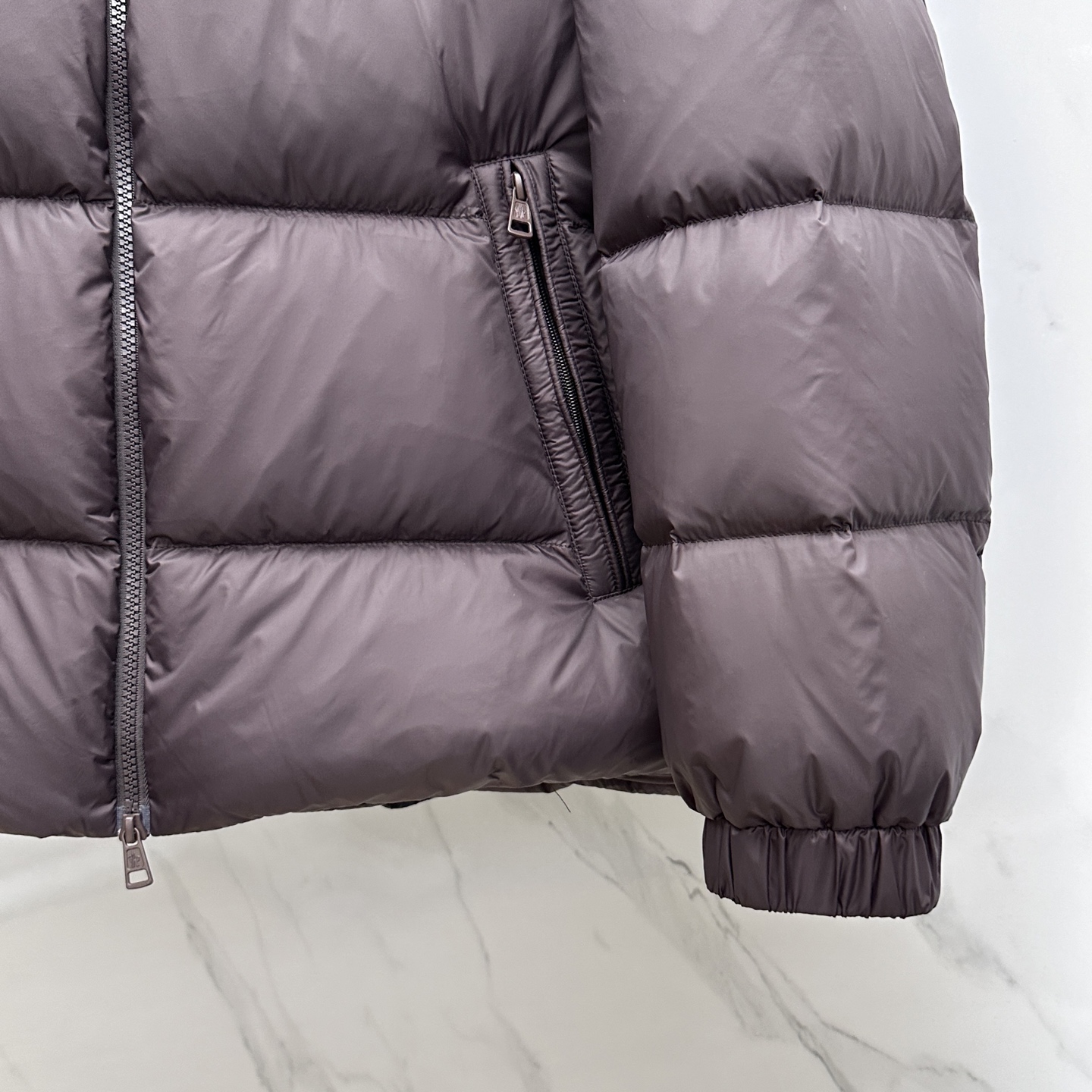 🆕Moncler蒙口 2025ss秋冬新款时尚休闲立领羽绒外套，胸口经典logo爆款羽绒服，90#白鹅绒