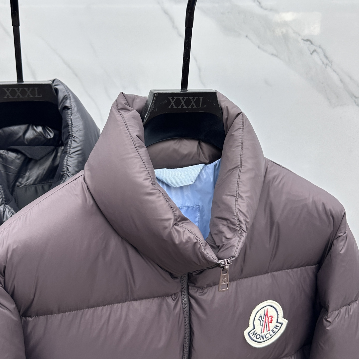 🆕Moncler蒙口 2025ss秋冬新款时尚休闲立领羽绒外套，胸口经典logo爆款羽绒服，90#白鹅绒