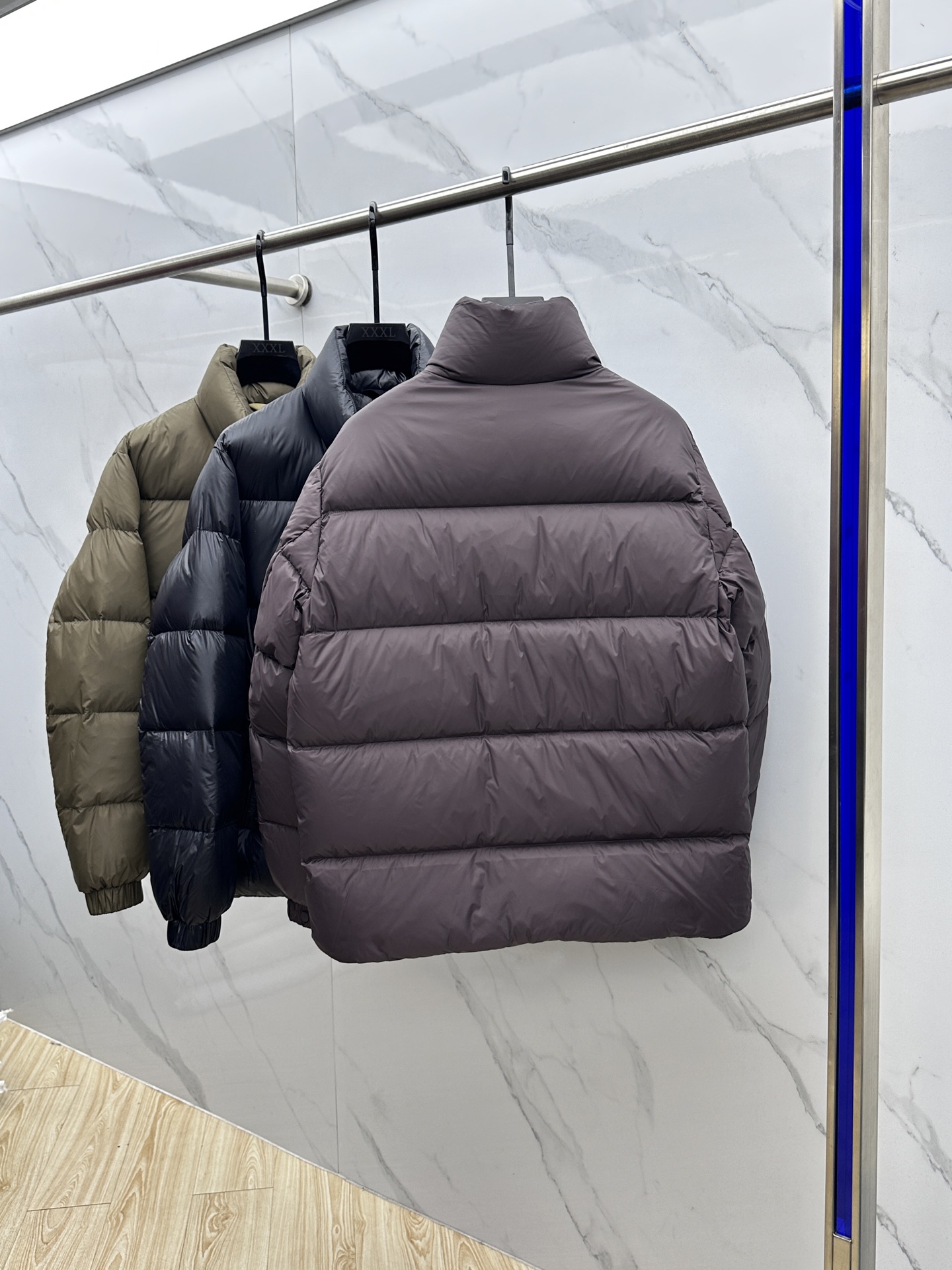 🆕Moncler蒙口 2025ss秋冬新款时尚休闲立领羽绒外套，胸口经典logo爆款羽绒服，90#白鹅绒