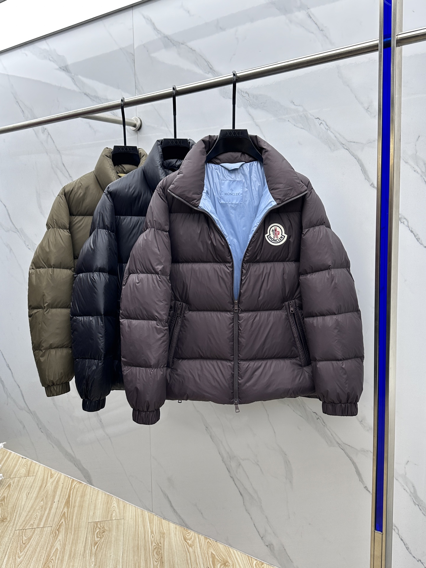 🆕Moncler蒙口 2025ss秋冬新款时尚休闲立领羽绒外套，胸口经典logo爆款羽绒服，90#白鹅绒