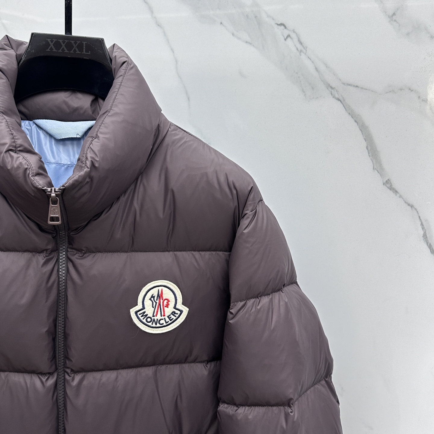 🆕Moncler蒙口 2025ss秋冬新款时尚休闲立领羽绒外套，胸口经典logo爆款羽绒服，90#白鹅绒