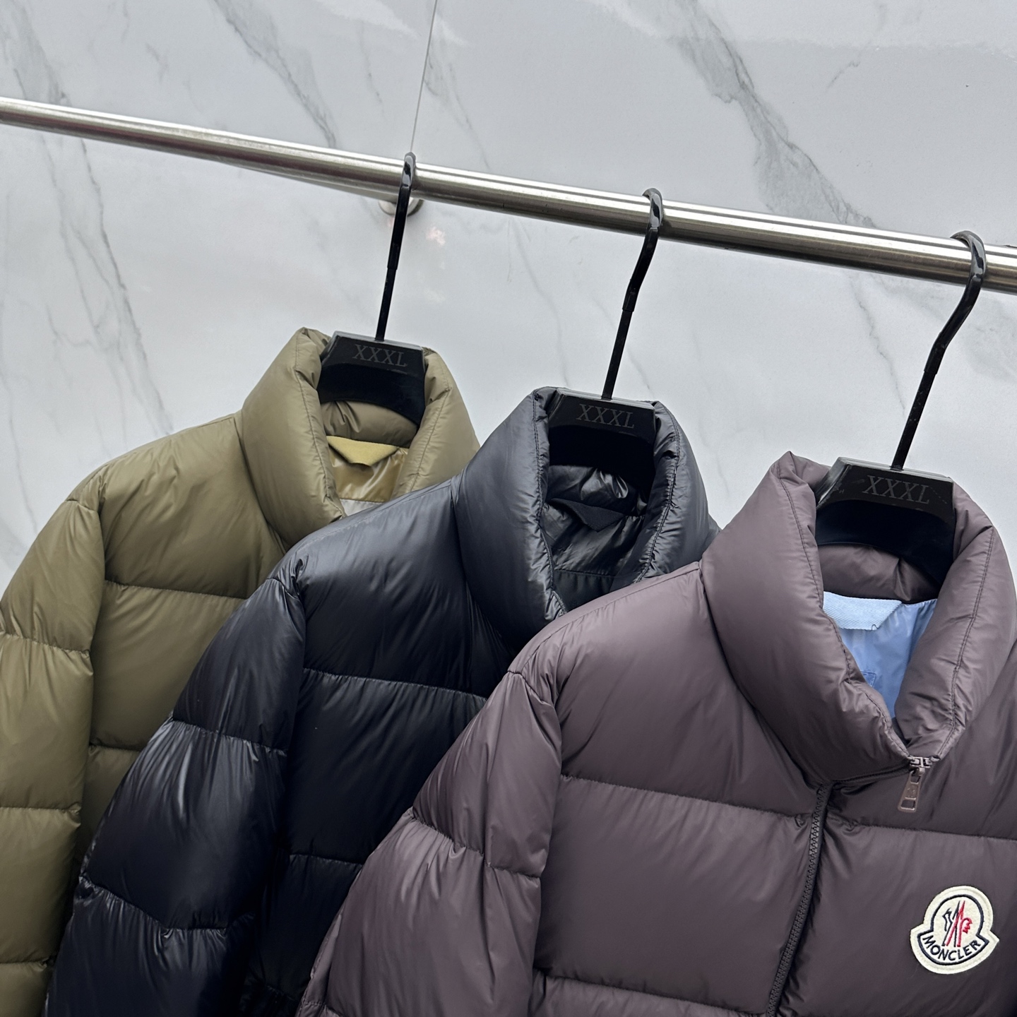 🆕Moncler蒙口 2025ss秋冬新款时尚休闲立领羽绒外套，胸口经典logo爆款羽绒服，90#白鹅绒