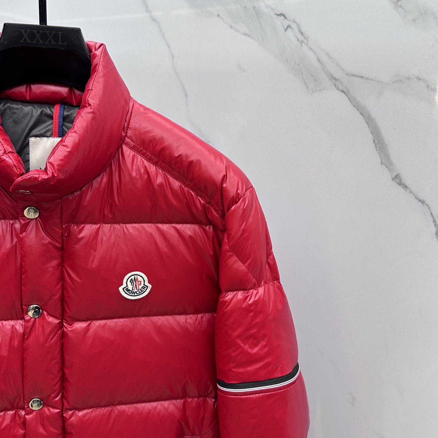 。🆕Moncler蒙口 2025ss秋冬新款时尚休闲立领羽绒外套，胸口经典logo爆款羽绒服，90#白鹅