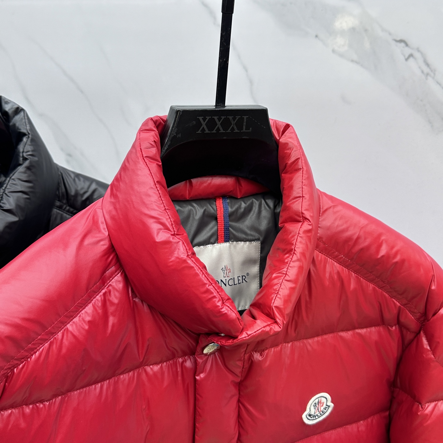 。🆕Moncler蒙口 2025ss秋冬新款时尚休闲立领羽绒外套，胸口经典logo爆款羽绒服，90#白鹅