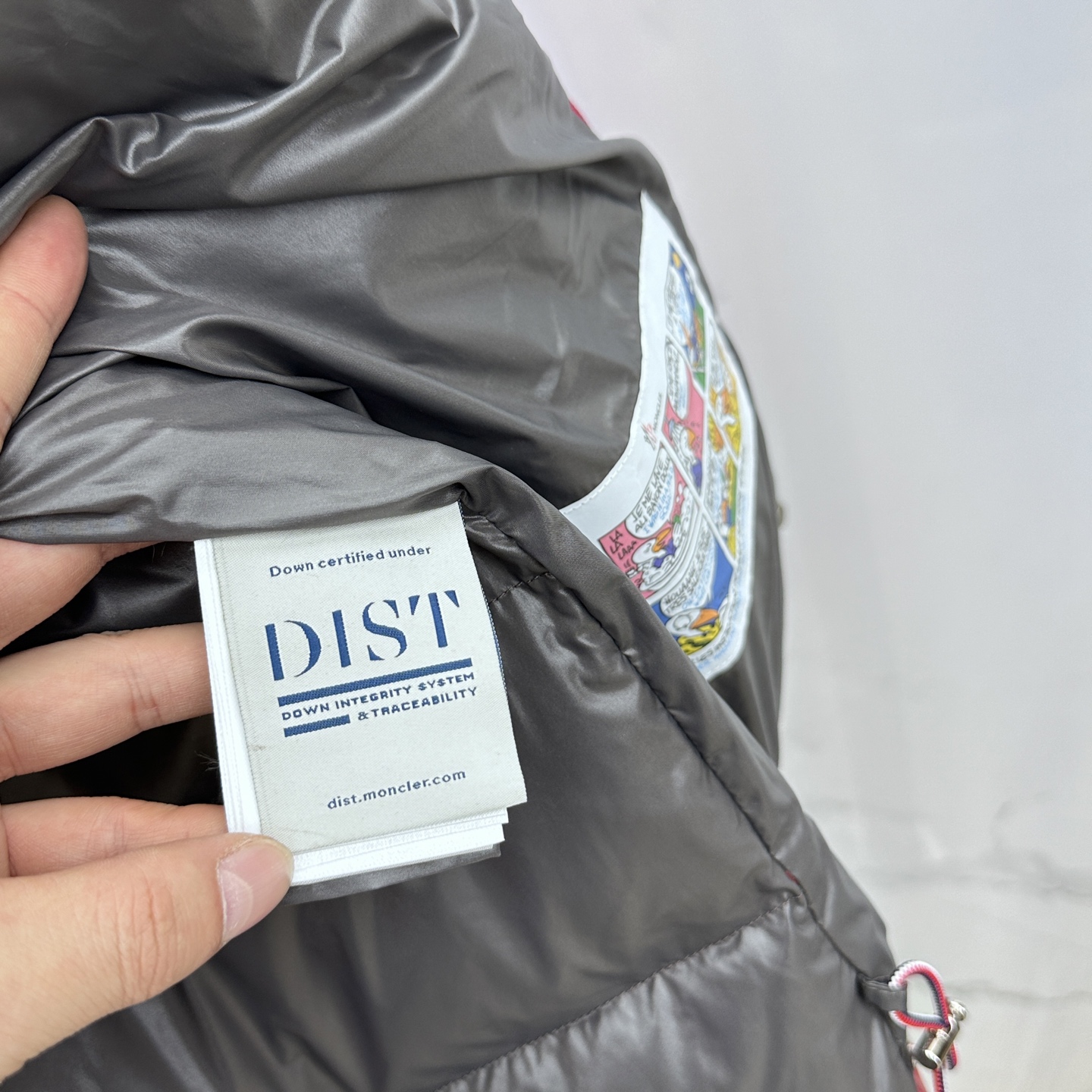 。🆕Moncler蒙口 2025ss秋冬新款时尚休闲立领羽绒外套，胸口经典logo爆款羽绒服，90#白鹅