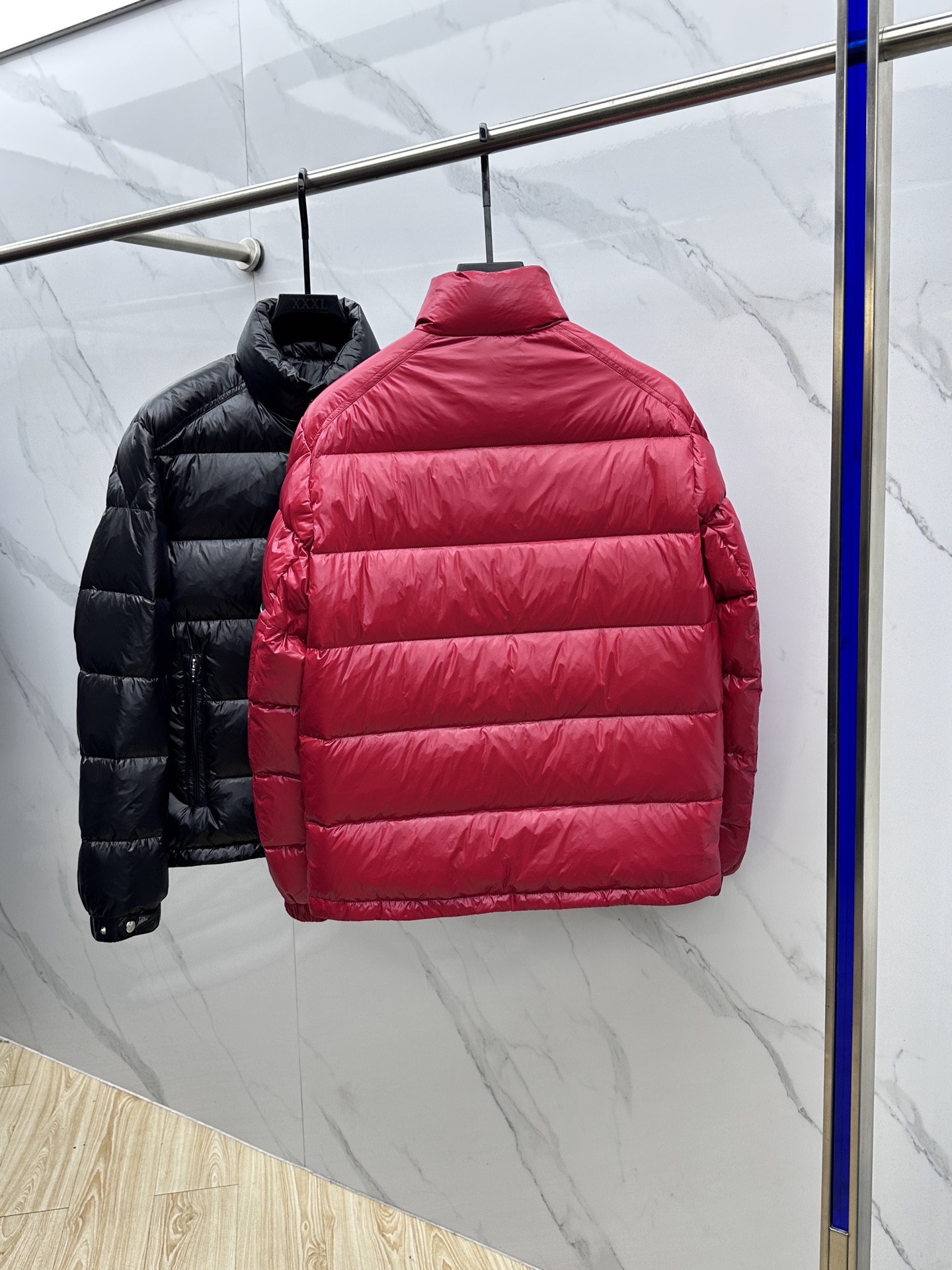 。🆕Moncler蒙口 2025ss秋冬新款时尚休闲立领羽绒外套，胸口经典logo爆款羽绒服，90#白鹅