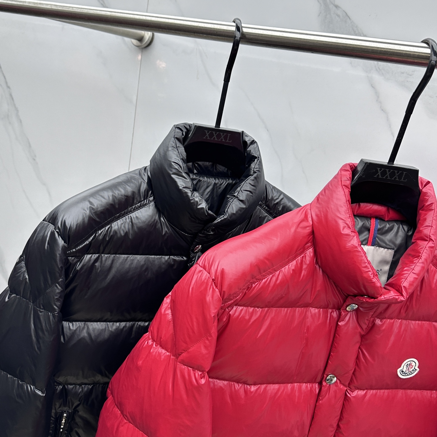 。🆕Moncler蒙口 2025ss秋冬新款时尚休闲立领羽绒外套，胸口经典logo爆款羽绒服，90#白鹅