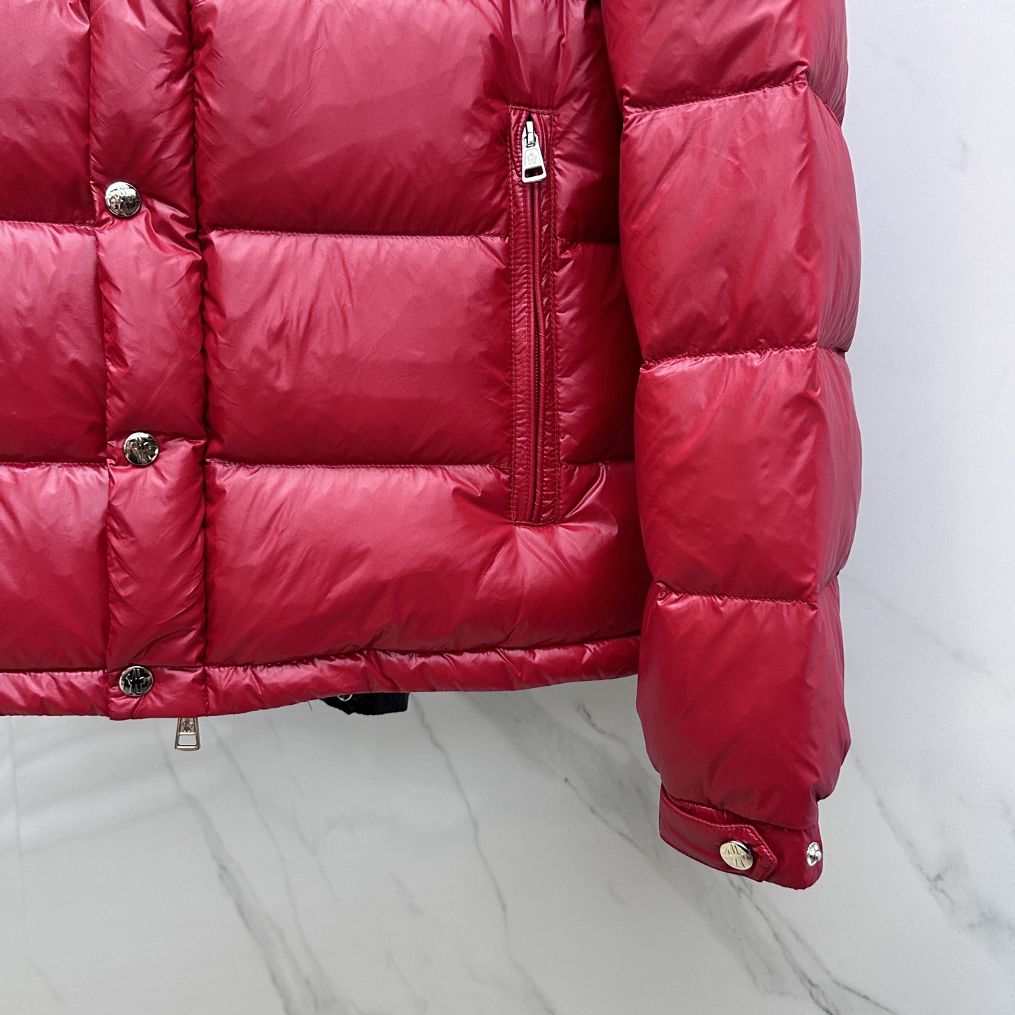 。🆕Moncler蒙口 2025ss秋冬新款时尚休闲立领羽绒外套，胸口经典logo爆款羽绒服，90#白鹅