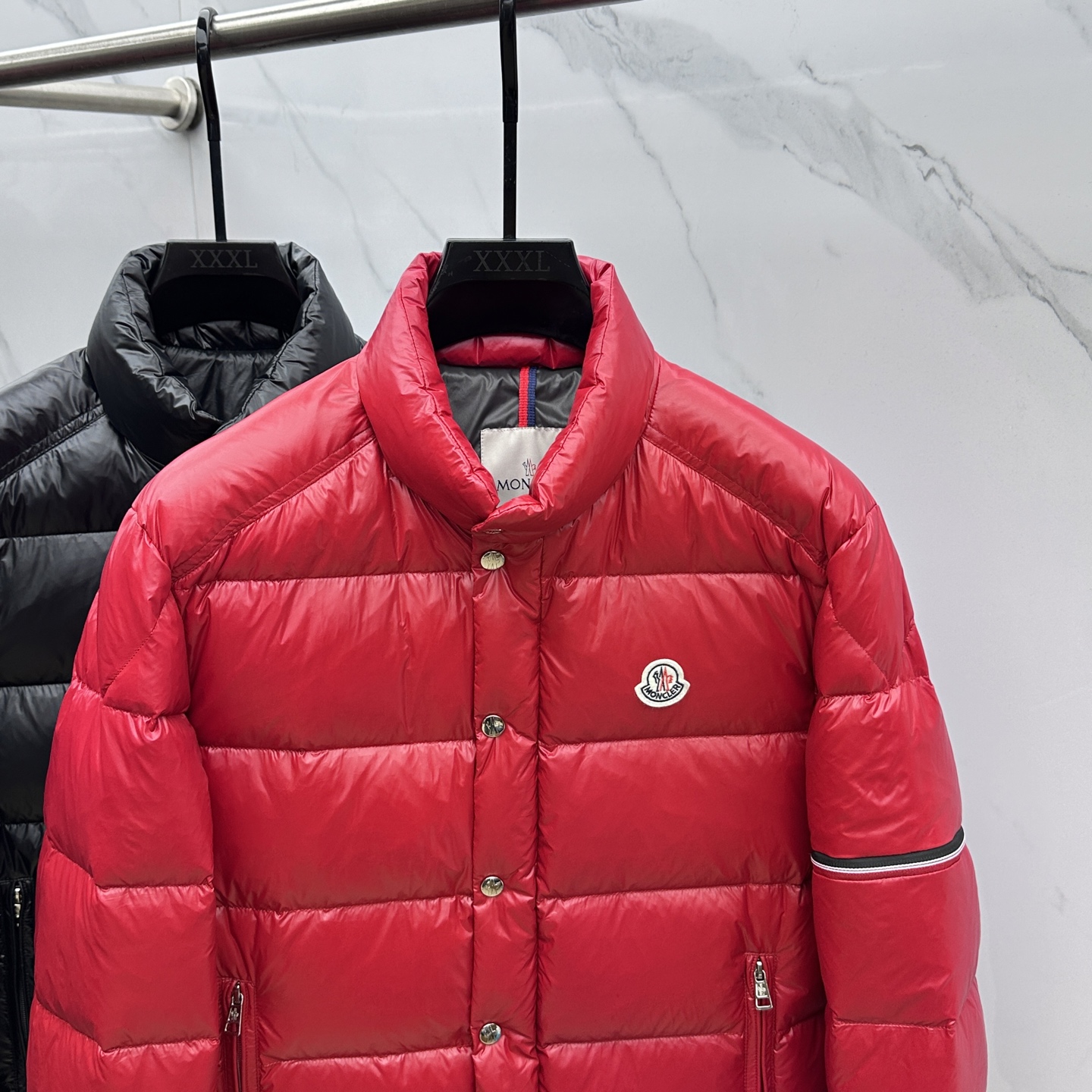 。🆕Moncler蒙口 2025ss秋冬新款时尚休闲立领羽绒外套，胸口经典logo爆款羽绒服，90#白鹅