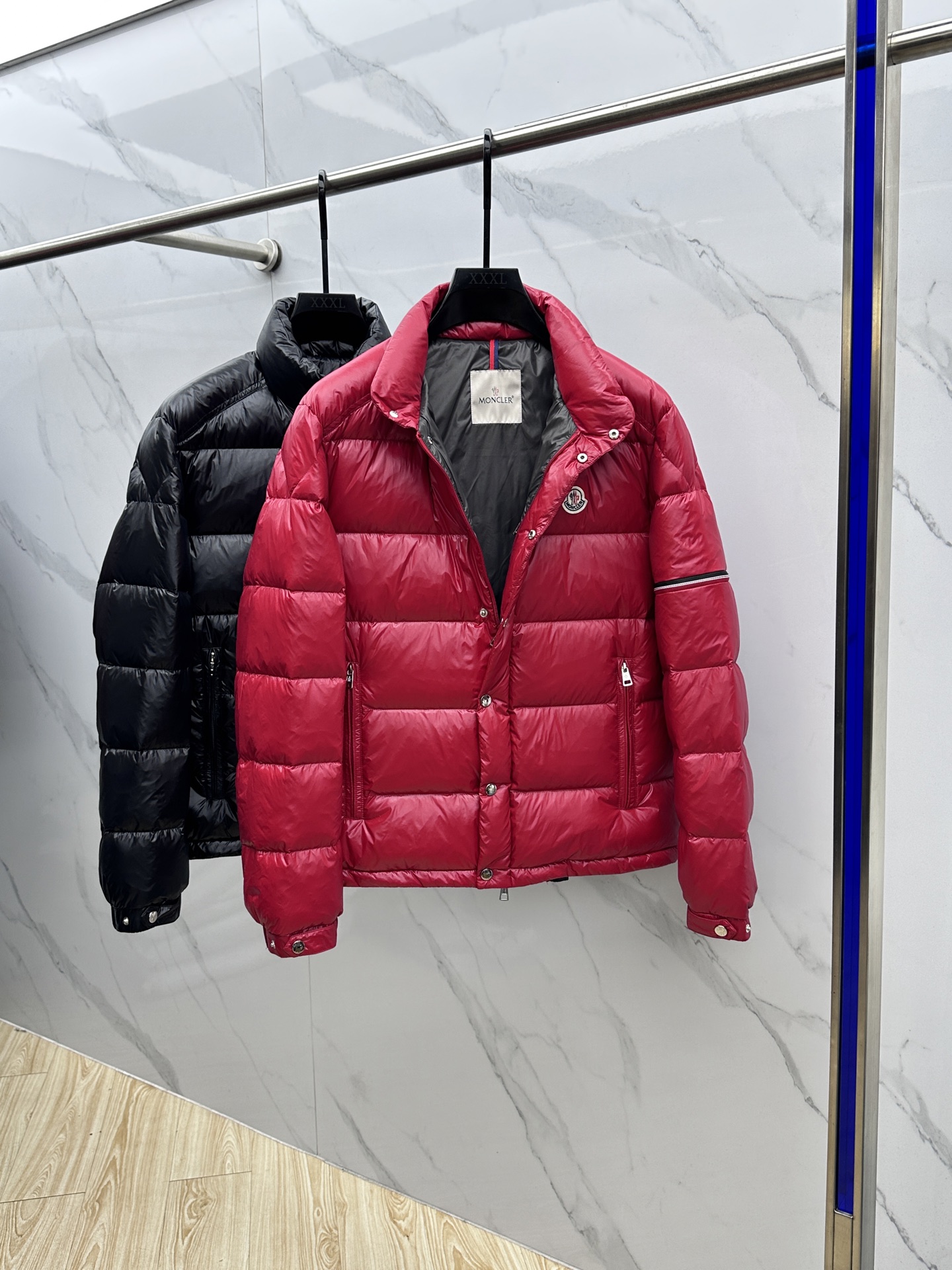 。🆕Moncler蒙口 2025ss秋冬新款时尚休闲立领羽绒外套，胸口经典logo爆款羽绒服，90#白鹅