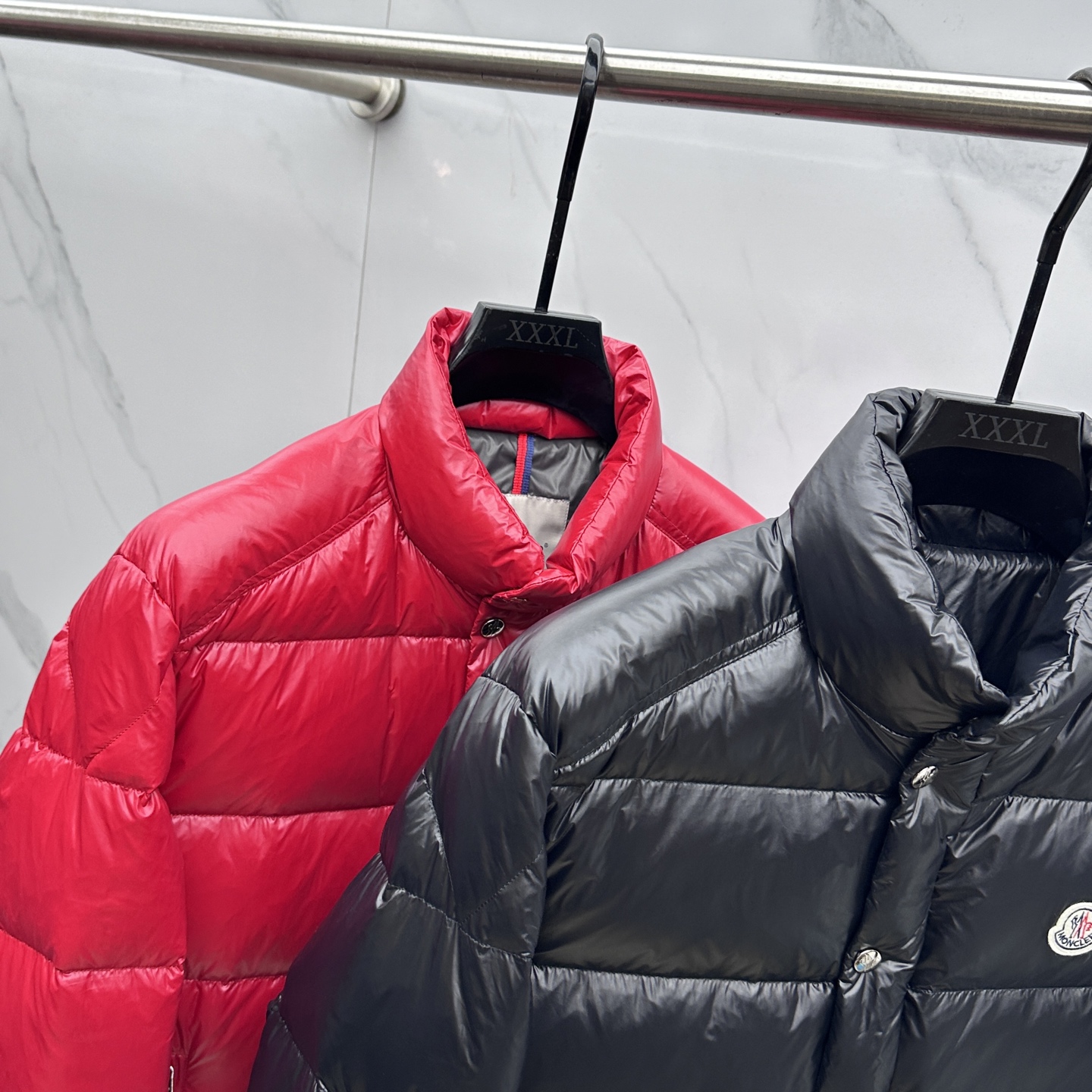 。 🆕Moncler蒙口 2025ss秋冬新款时尚休闲立领羽绒外套，胸口经典logo爆款羽绒服，90#白