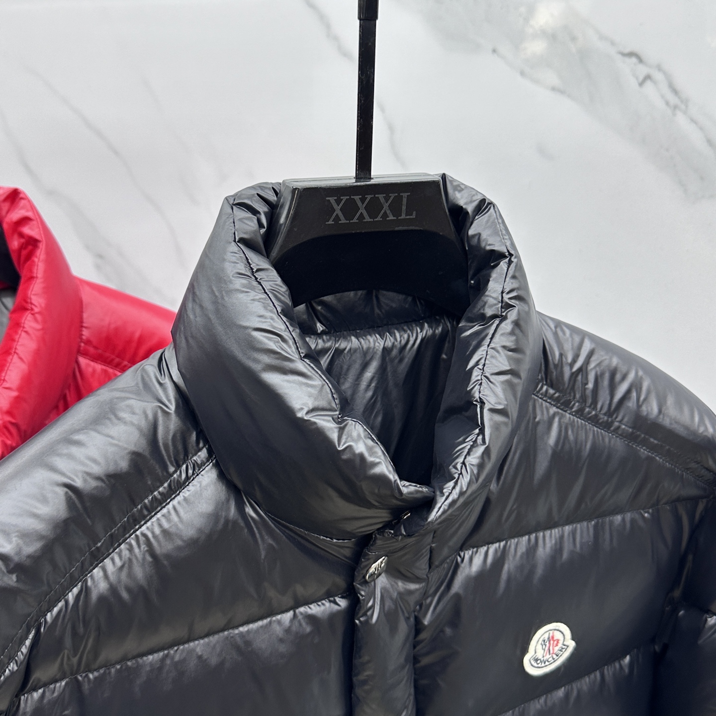 。 🆕Moncler蒙口 2025ss秋冬新款时尚休闲立领羽绒外套，胸口经典logo爆款羽绒服，90#白