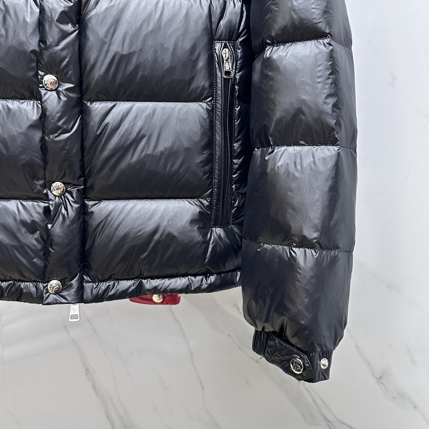 。 🆕Moncler蒙口 2025ss秋冬新款时尚休闲立领羽绒外套，胸口经典logo爆款羽绒服，90#白