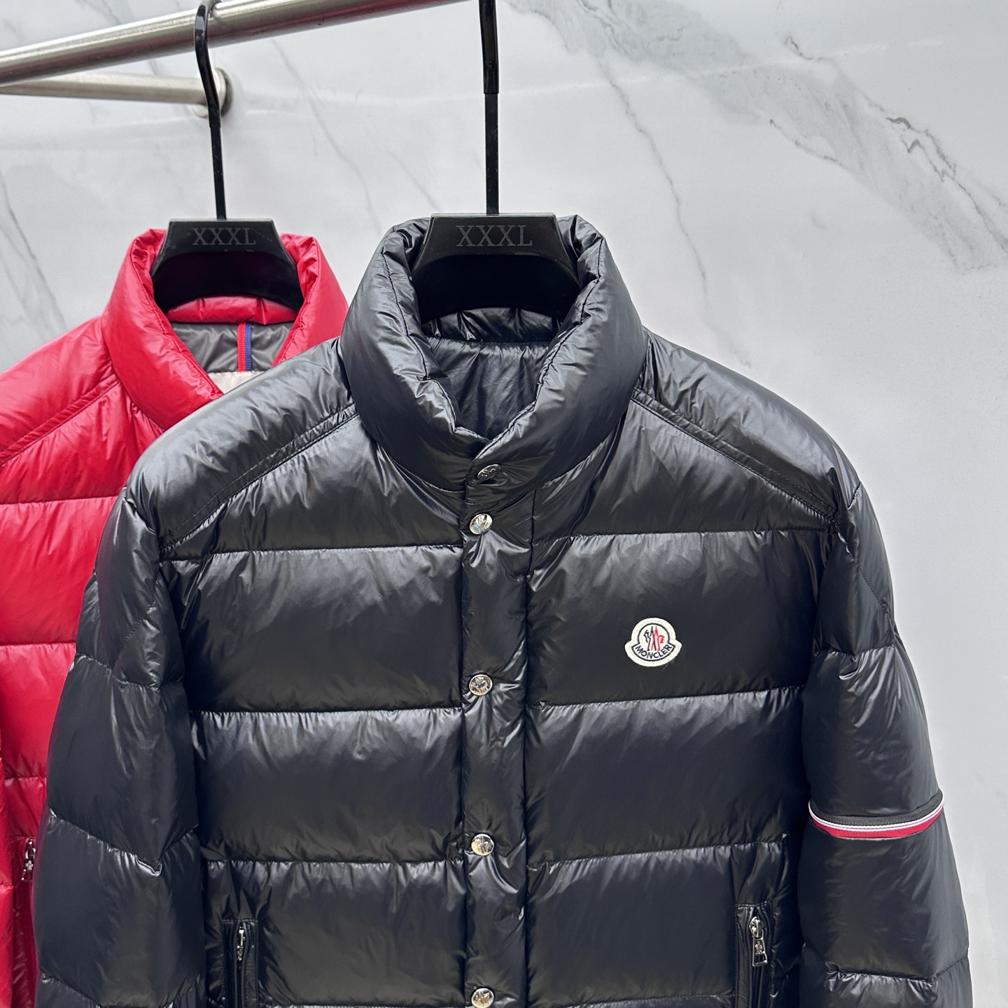 。 🆕Moncler蒙口 2025ss秋冬新款时尚休闲立领羽绒外套，胸口经典logo爆款羽绒服，90#白