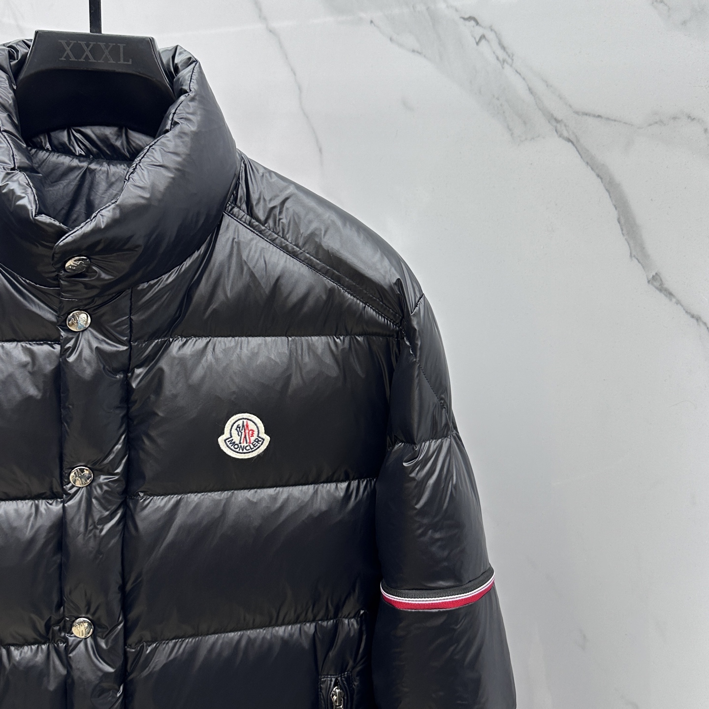 。 🆕Moncler蒙口 2025ss秋冬新款时尚休闲立领羽绒外套，胸口经典logo爆款羽绒服，90#白