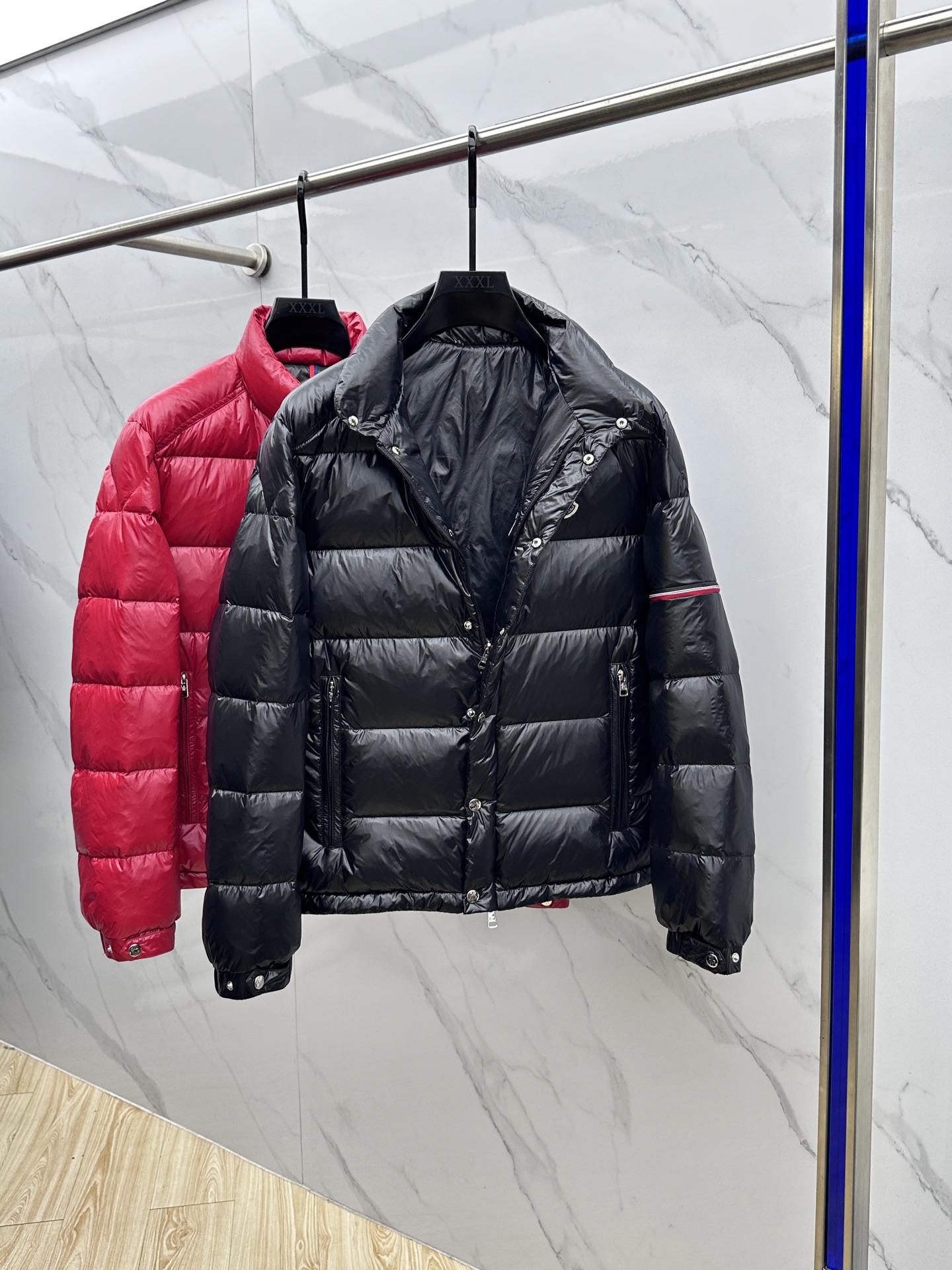 。 🆕Moncler蒙口 2025ss秋冬新款时尚休闲立领羽绒外套，胸口经典logo爆款羽绒服，90#白