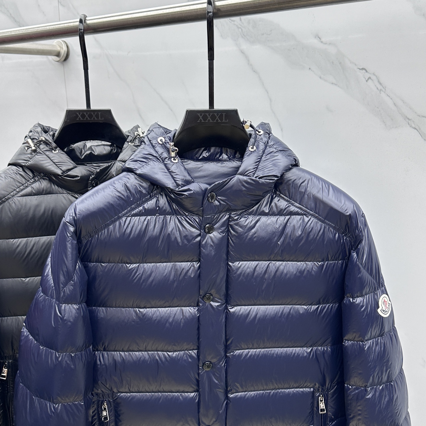 。 🆕Moncler蒙口 2025ss秋冬新款时尚休闲连帽轻薄羽绒外套，胸口经典logo爆款羽绒服，90