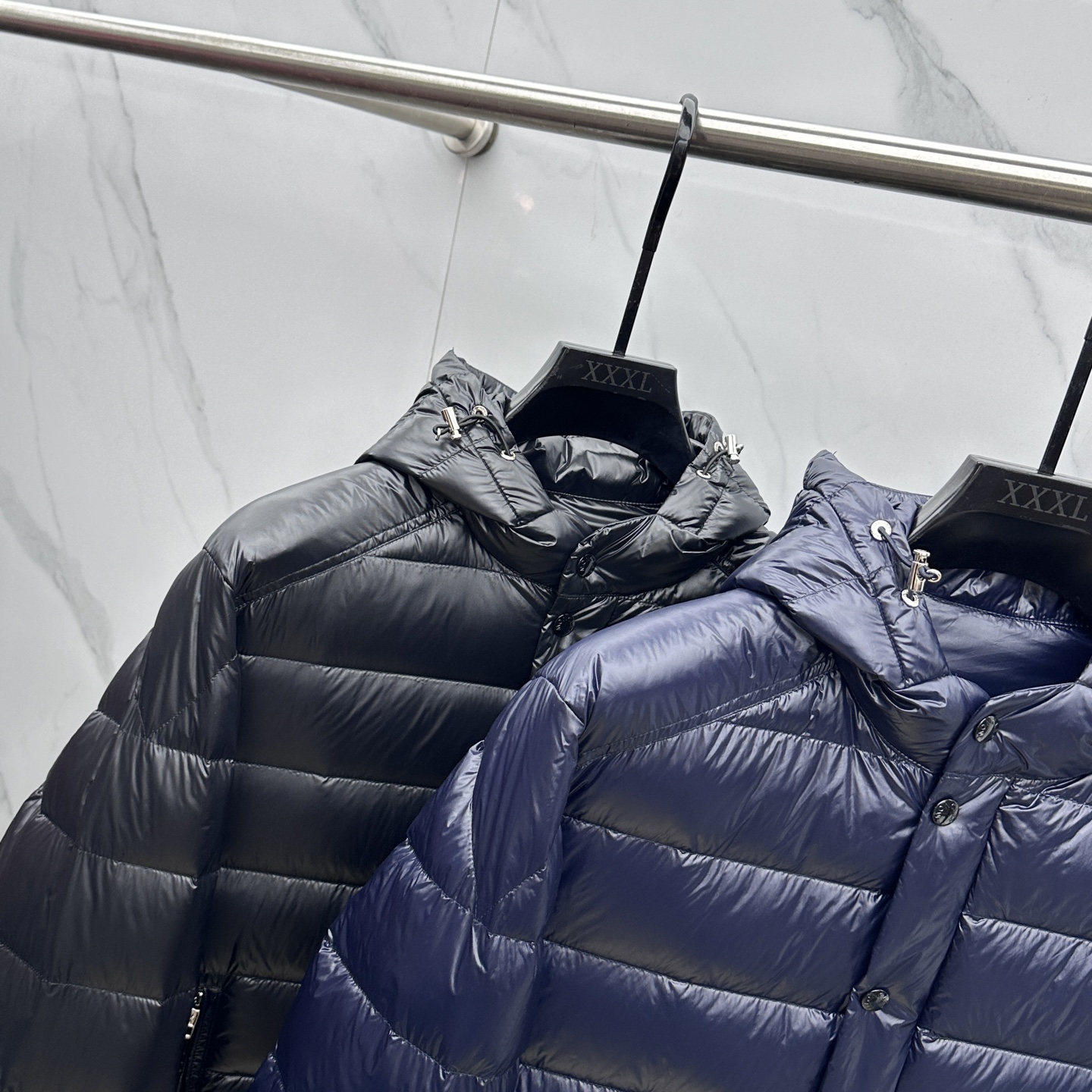 。 🆕Moncler蒙口 2025ss秋冬新款时尚休闲连帽轻薄羽绒外套，胸口经典logo爆款羽绒服，90