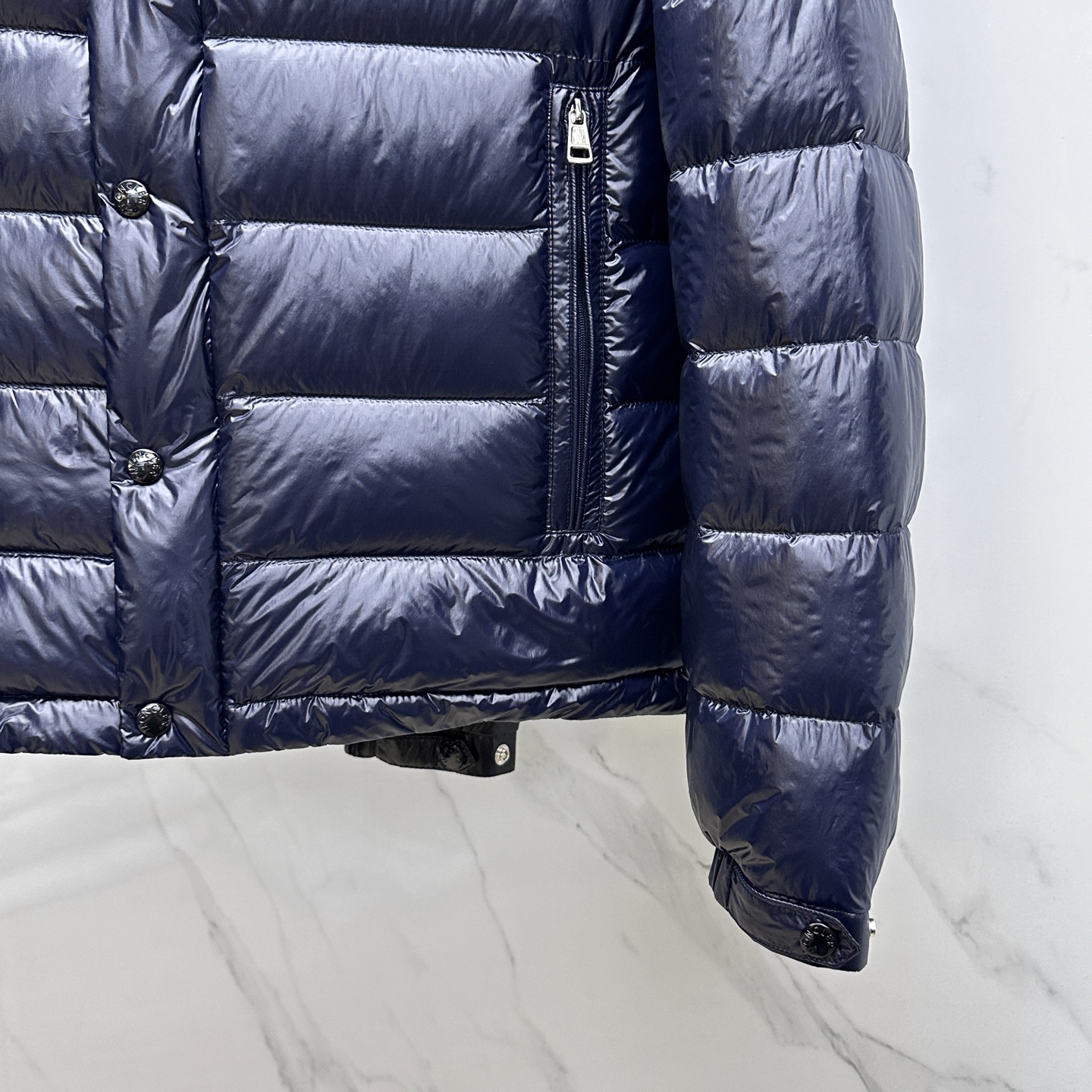 。 🆕Moncler蒙口 2025ss秋冬新款时尚休闲连帽轻薄羽绒外套，胸口经典logo爆款羽绒服，90