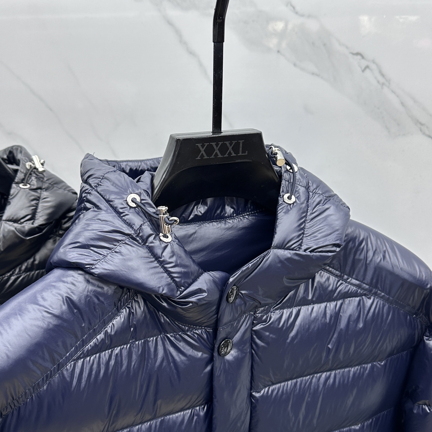 。 🆕Moncler蒙口 2025ss秋冬新款时尚休闲连帽轻薄羽绒外套，胸口经典logo爆款羽绒服，90