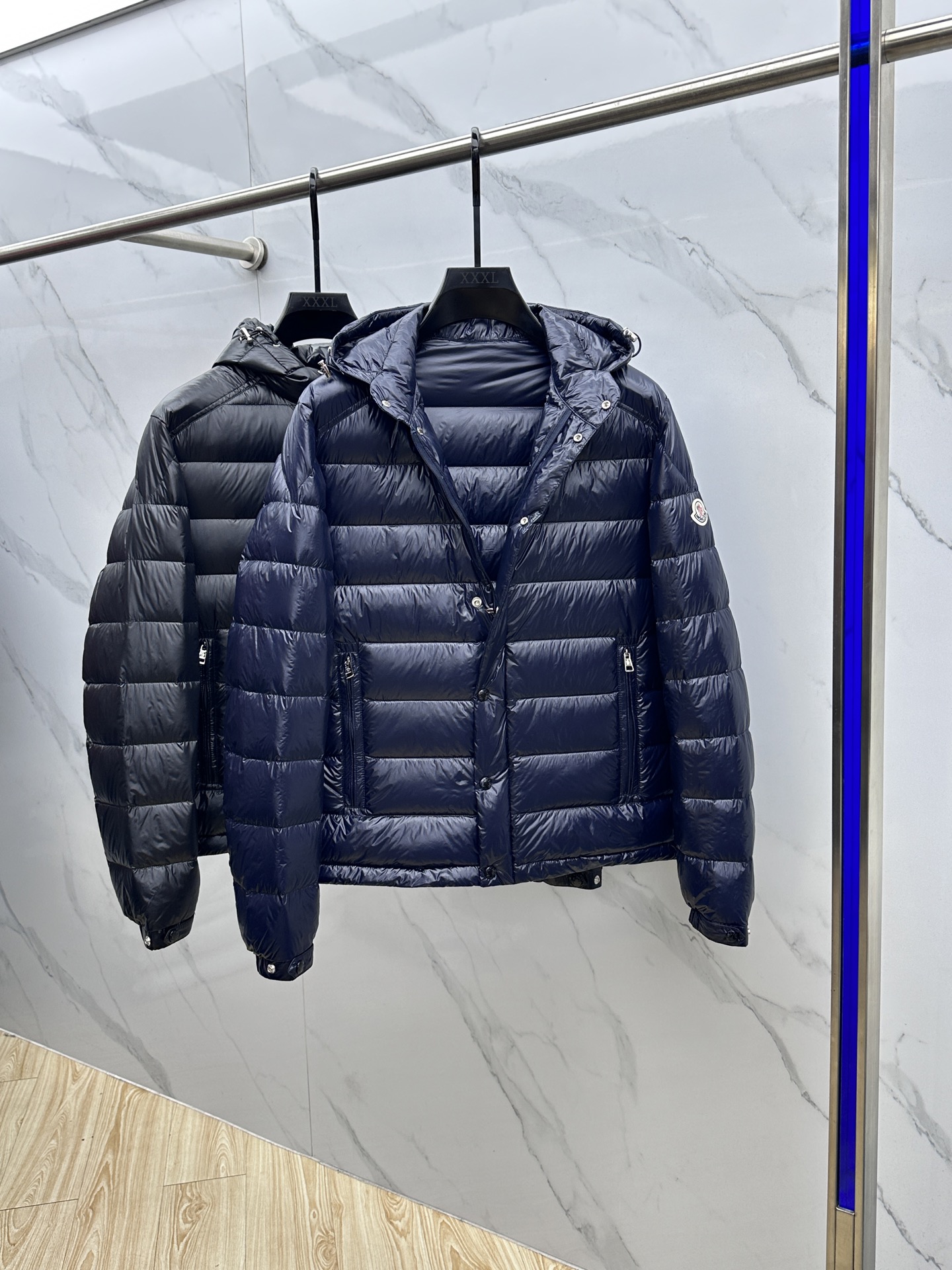 。 🆕Moncler蒙口 2025ss秋冬新款时尚休闲连帽轻薄羽绒外套，胸口经典logo爆款羽绒服，90