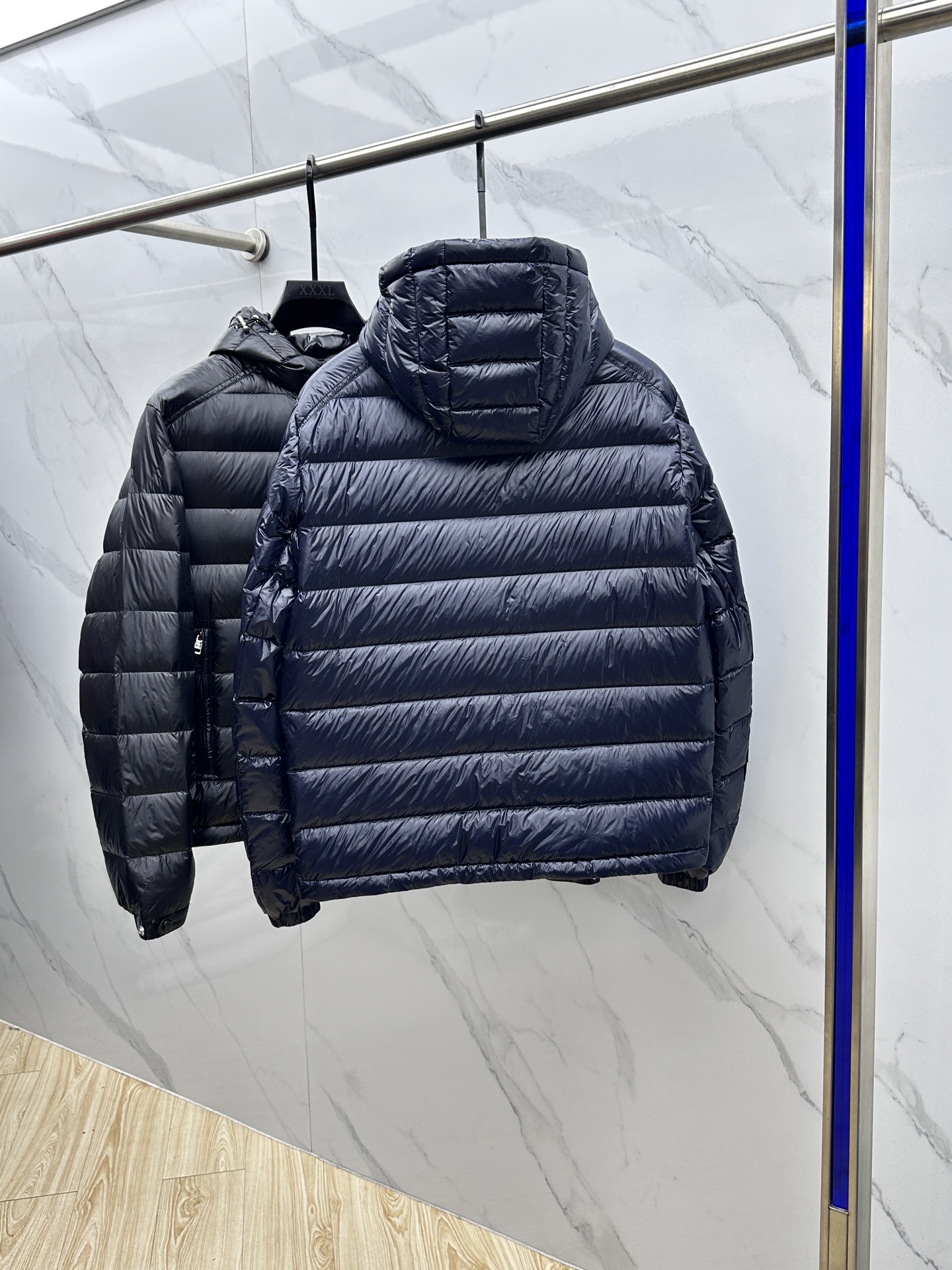 。 🆕Moncler蒙口 2025ss秋冬新款时尚休闲连帽轻薄羽绒外套，胸口经典logo爆款羽绒服，90