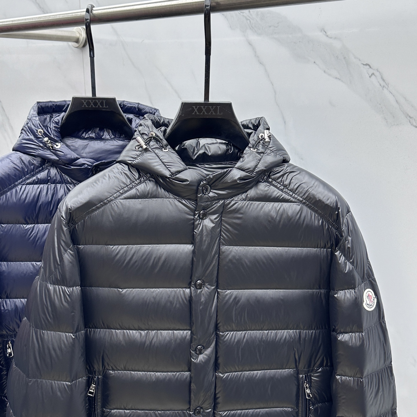 。🆕Moncler蒙口 2025ss秋冬新款时尚休闲连帽轻薄羽绒外套，胸口经典logo爆款羽绒服，90#