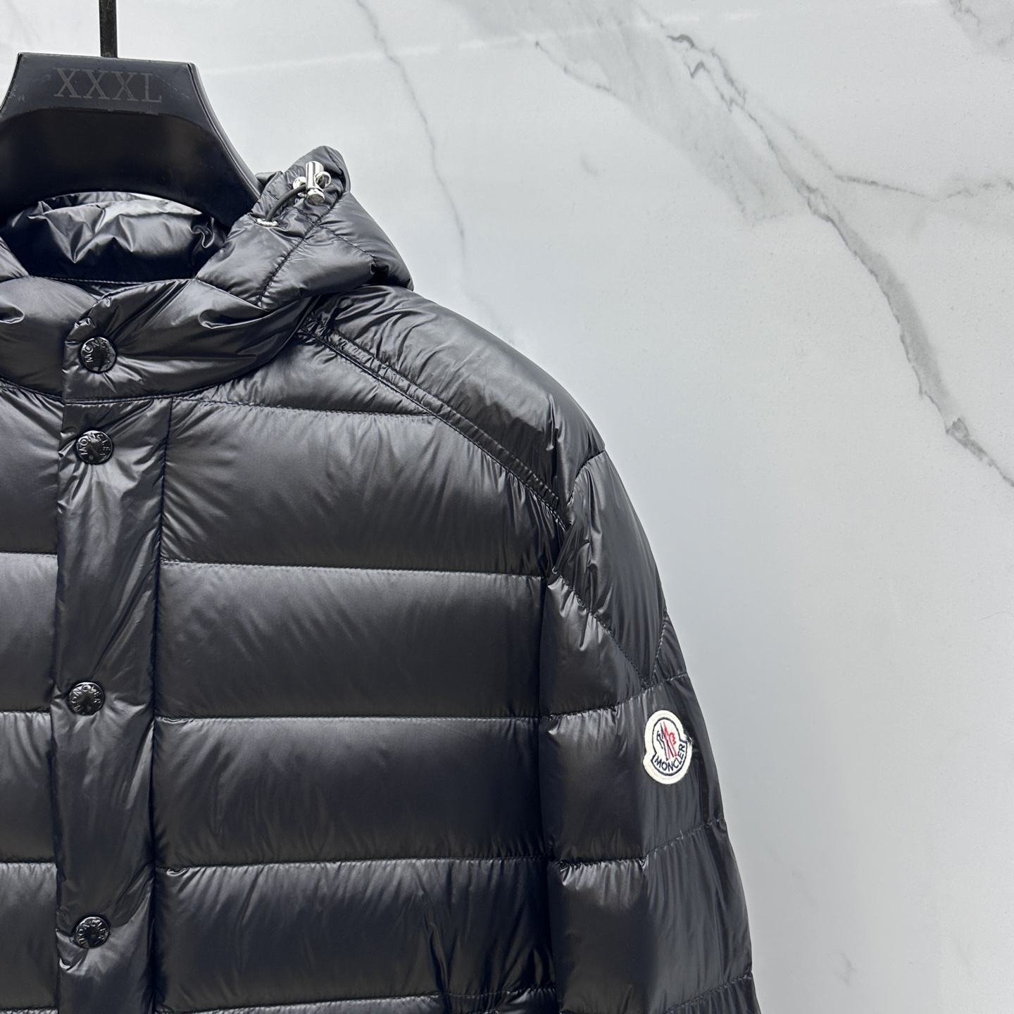 。🆕Moncler蒙口 2025ss秋冬新款时尚休闲连帽轻薄羽绒外套，胸口经典logo爆款羽绒服，90#