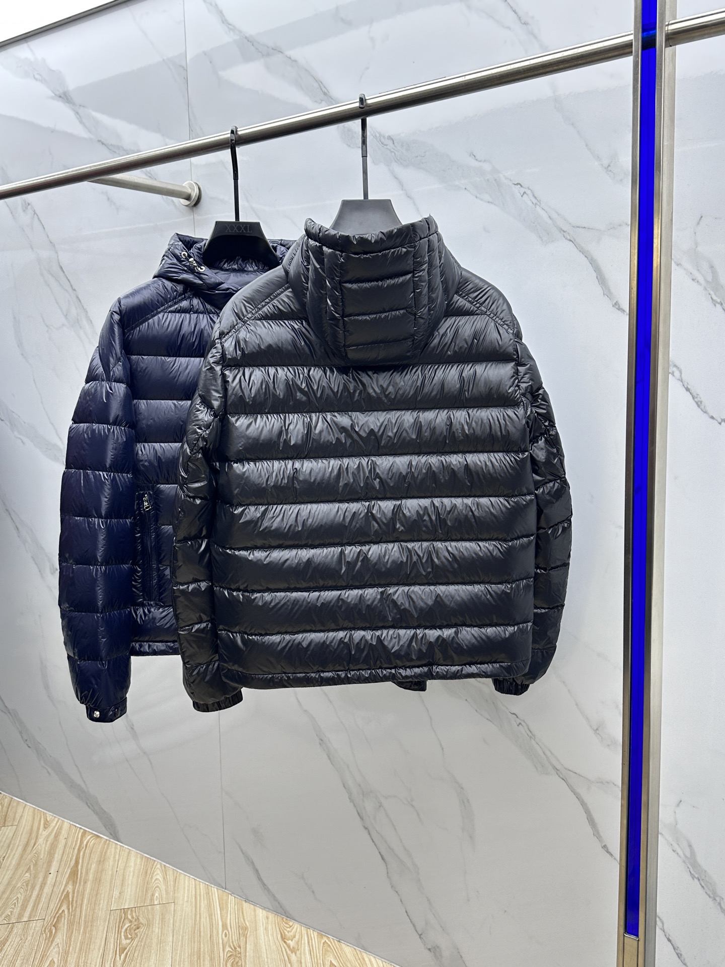 。🆕Moncler蒙口 2025ss秋冬新款时尚休闲连帽轻薄羽绒外套，胸口经典logo爆款羽绒服，90#