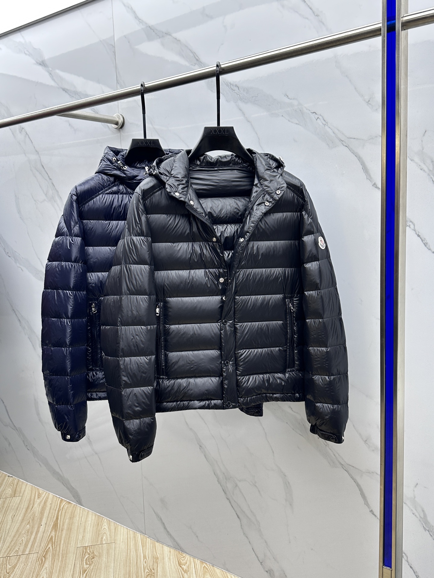 。🆕Moncler蒙口 2025ss秋冬新款时尚休闲连帽轻薄羽绒外套，胸口经典logo爆款羽绒服，90#