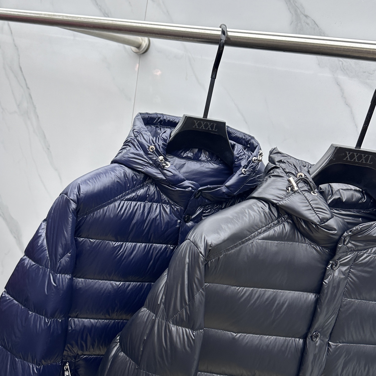 。🆕Moncler蒙口 2025ss秋冬新款时尚休闲连帽轻薄羽绒外套，胸口经典logo爆款羽绒服，90#