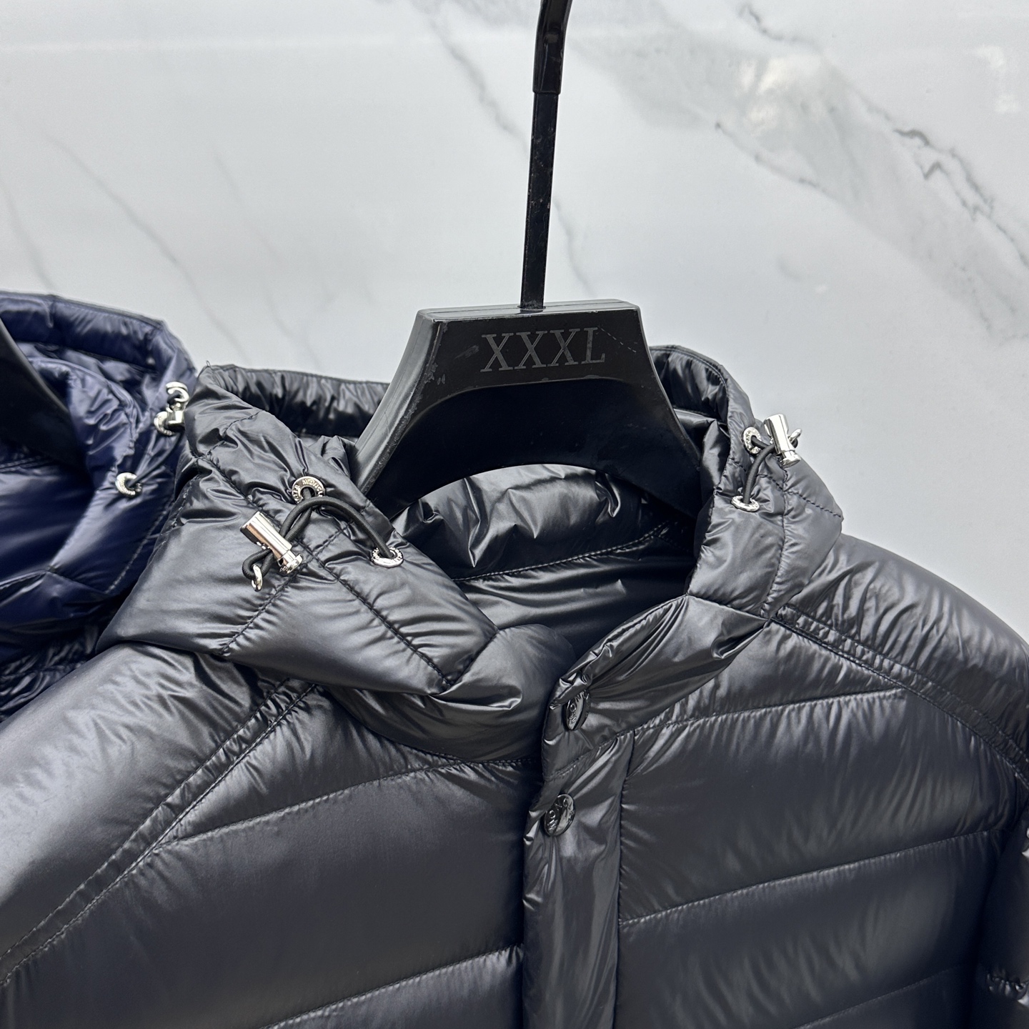 。🆕Moncler蒙口 2025ss秋冬新款时尚休闲连帽轻薄羽绒外套，胸口经典logo爆款羽绒服，90#