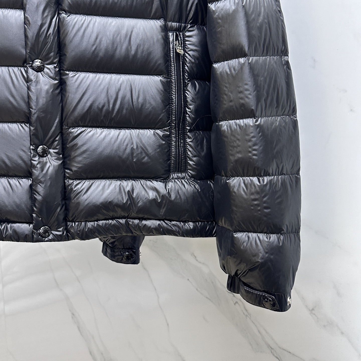 。🆕Moncler蒙口 2025ss秋冬新款时尚休闲连帽轻薄羽绒外套，胸口经典logo爆款羽绒服，90#