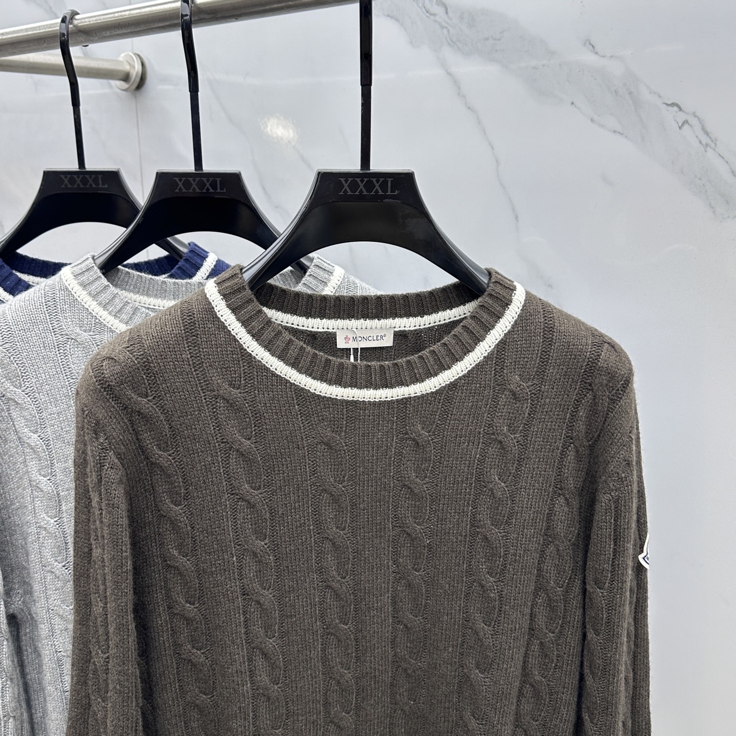 🆕Moncler蒙口 2025SS秋季新款条纹撞色领圆领针织毛衣，以当季色调传递典雅韵味，成就日常搭配佳