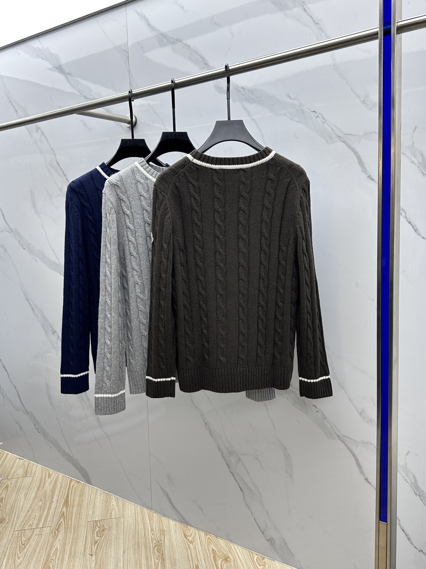 🆕Moncler蒙口 2025SS秋季新款条纹撞色领圆领针织毛衣，以当季色调传递典雅韵味，成就日常搭配佳