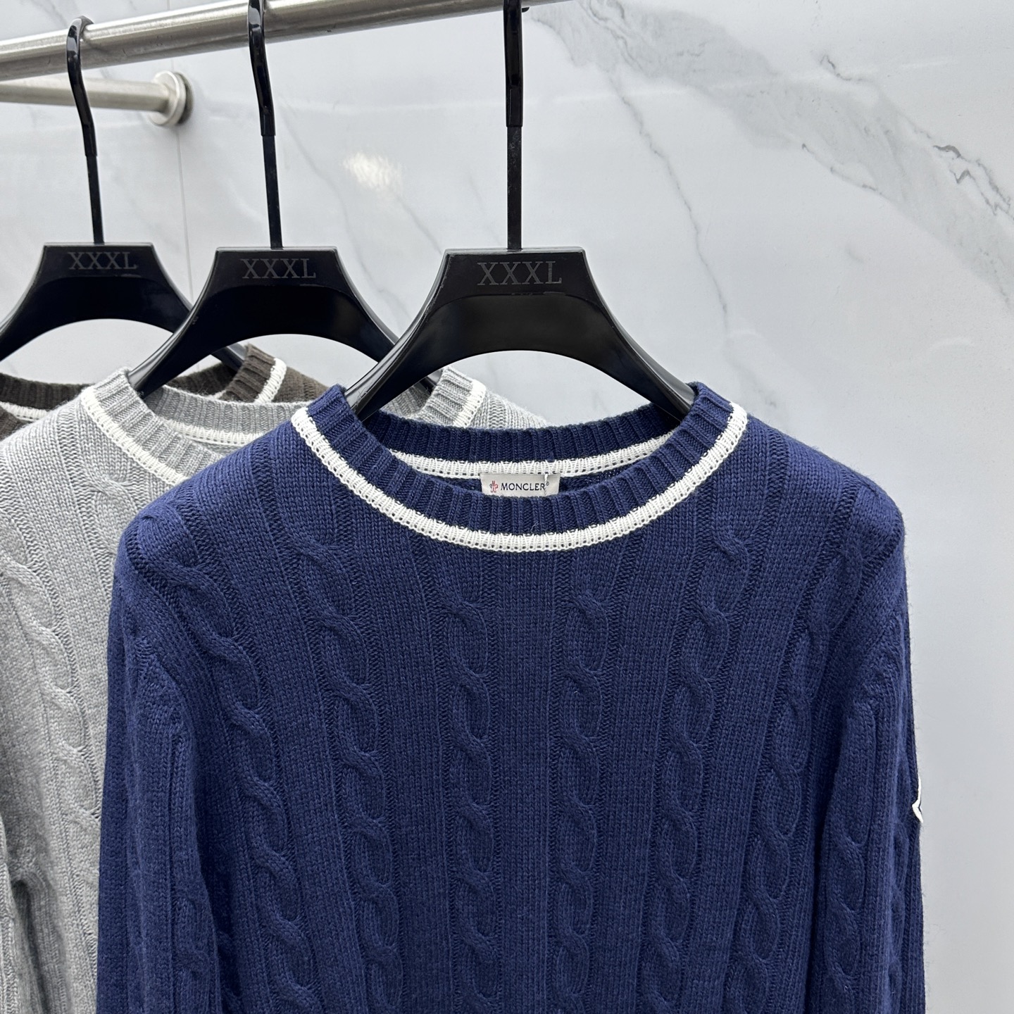 🆕Moncler蒙口 2025SS秋季新款条纹撞色领圆领针织毛衣，以当季色调传递典雅韵味，成就日常搭配佳