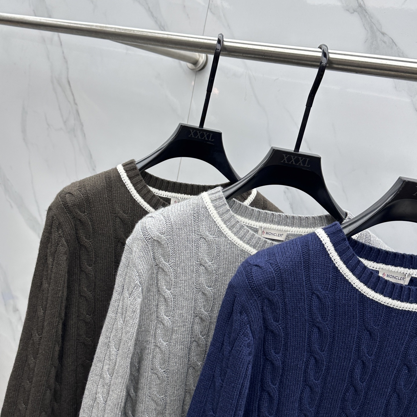 🆕Moncler蒙口 2025SS秋季新款条纹撞色领圆领针织毛衣，以当季色调传递典雅韵味，成就日常搭配佳