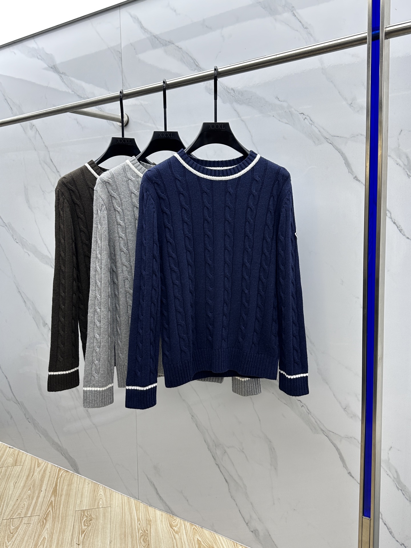 🆕Moncler蒙口 2025SS秋季新款条纹撞色领圆领针织毛衣，以当季色调传递典雅韵味，成就日常搭配佳