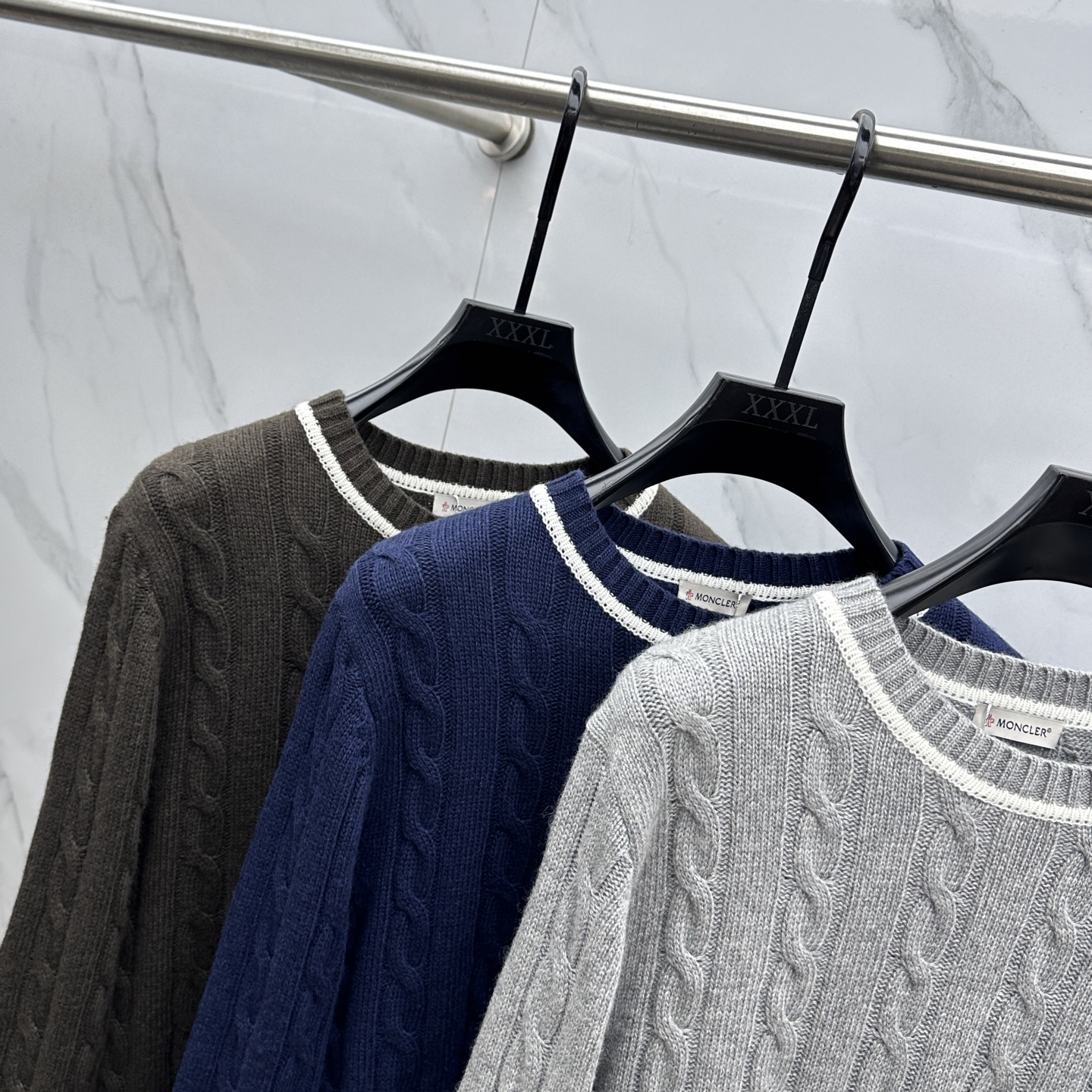 🆕Moncler蒙口 2025SS秋季新款条纹撞色领圆领针织毛衣，以当季色调传递典雅韵味，成就日常搭配佳