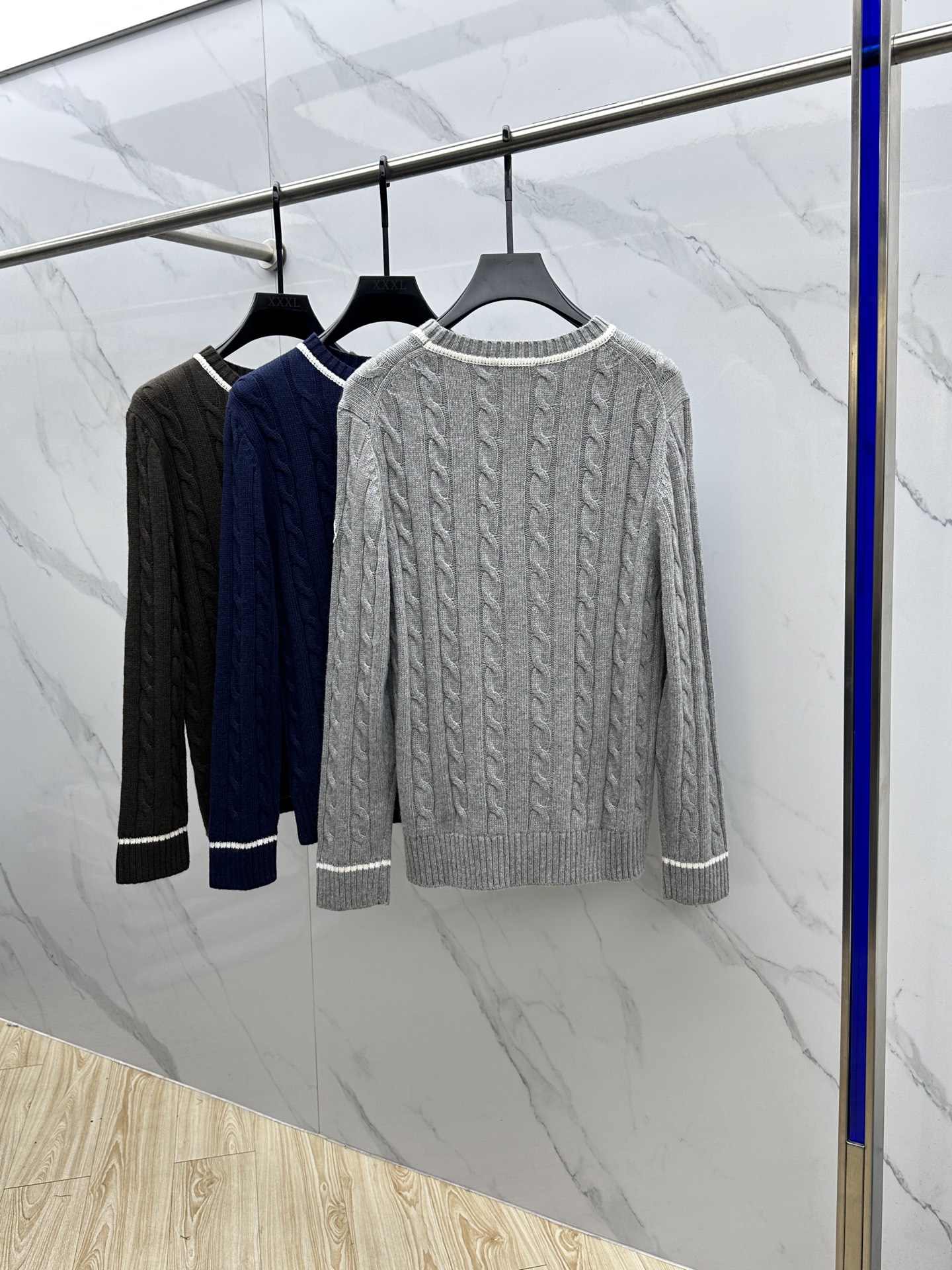 🆕Moncler蒙口 2025SS秋季新款条纹撞色领圆领针织毛衣，以当季色调传递典雅韵味，成就日常搭配佳