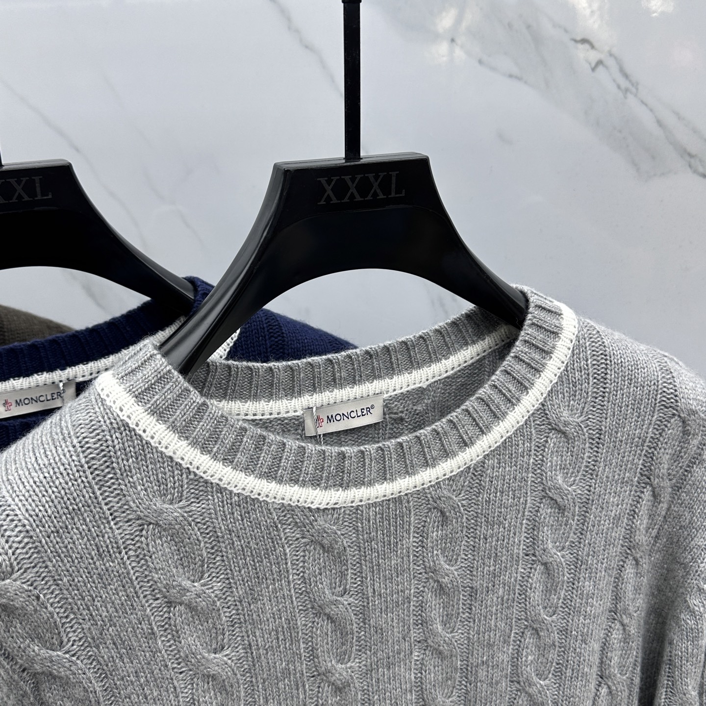 🆕Moncler蒙口 2025SS秋季新款条纹撞色领圆领针织毛衣，以当季色调传递典雅韵味，成就日常搭配佳