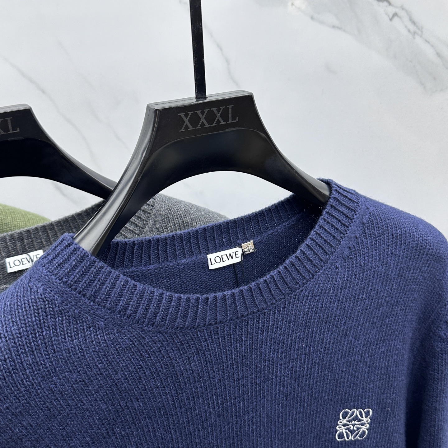 🆕LOEWE罗意威 2025SS秋季新款时尚领圆领针织羊毛衣，以当季色调传递典雅韵味，成就日常搭配佳选。