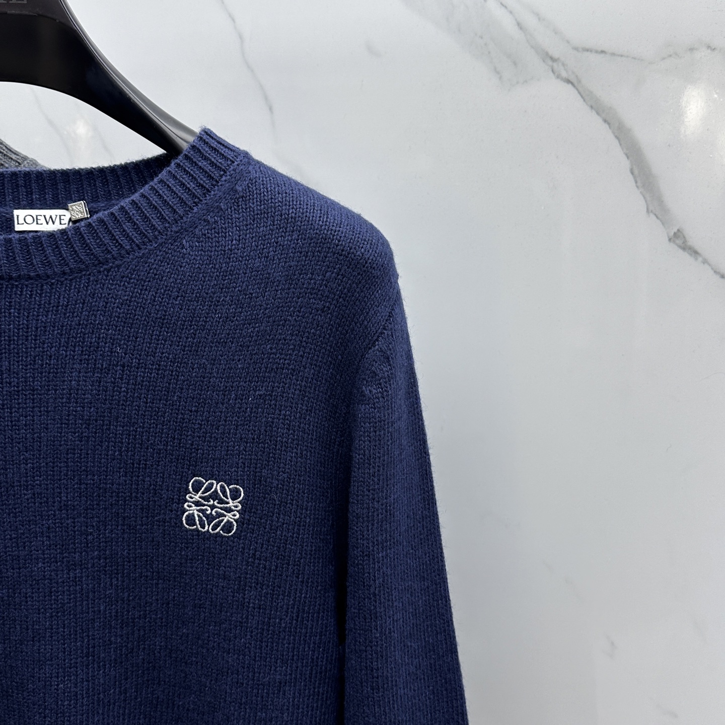 🆕LOEWE罗意威 2025SS秋季新款时尚领圆领针织羊毛衣，以当季色调传递典雅韵味，成就日常搭配佳选。